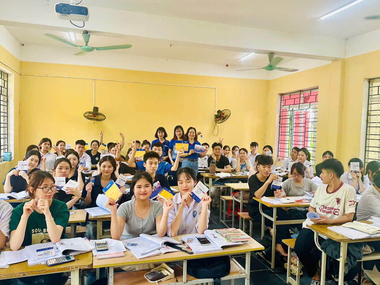 Định hướng, tư vấn hướng nghiệp cho học sinh tại các trường THPT tỉnhThanh Hóa, một hoạt động ý nghĩa của Khoa CN May & Thiết kế Thời trang, trường Đại Học Công nghiệp Hà Nội