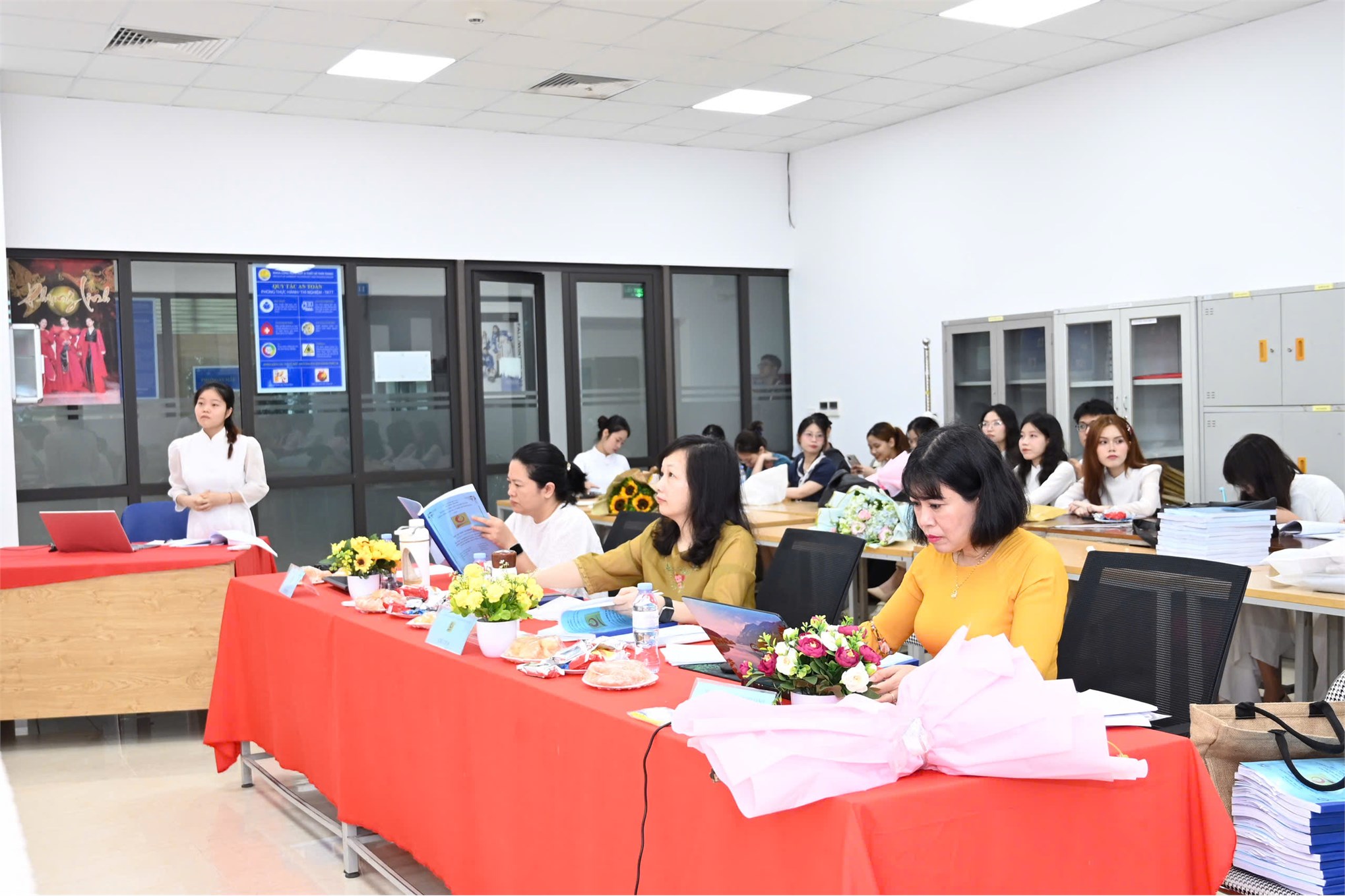 Lễ bảo vệ đồ án tốt nghiệp ngành Công nghệ Dệt, May – Hệ Đại học Khóa 16, Khoa Công nghệ May và Thiết kế Thời trang.