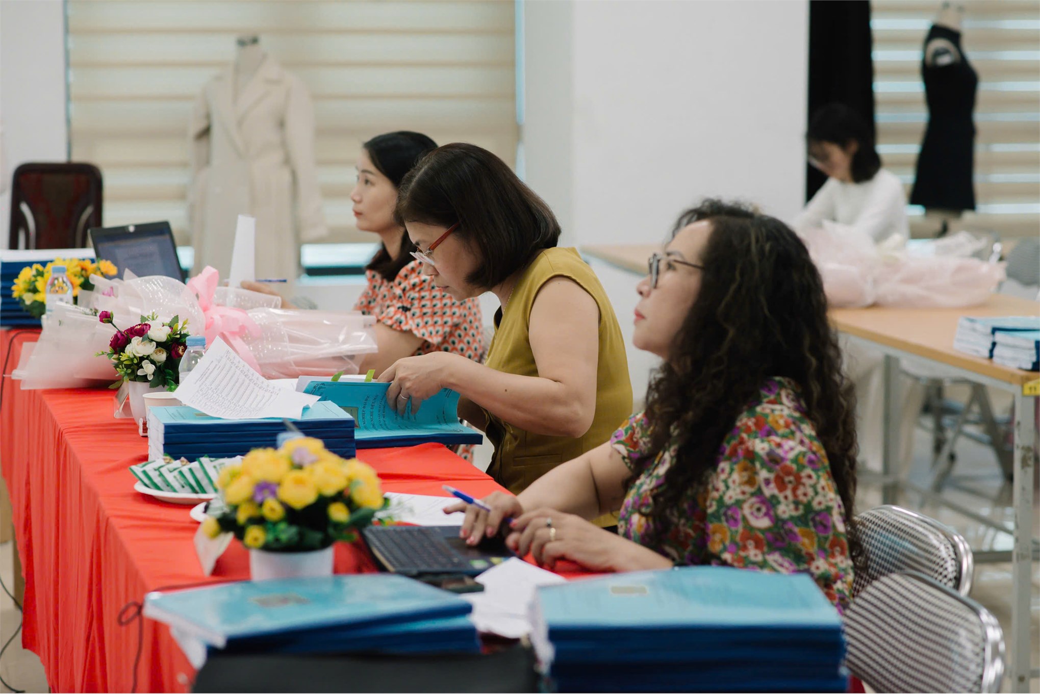 Lễ bảo vệ đồ án tốt nghiệp ngành Công nghệ Dệt, May – Hệ Đại học Khóa 16, Khoa Công nghệ May và Thiết kế Thời trang.