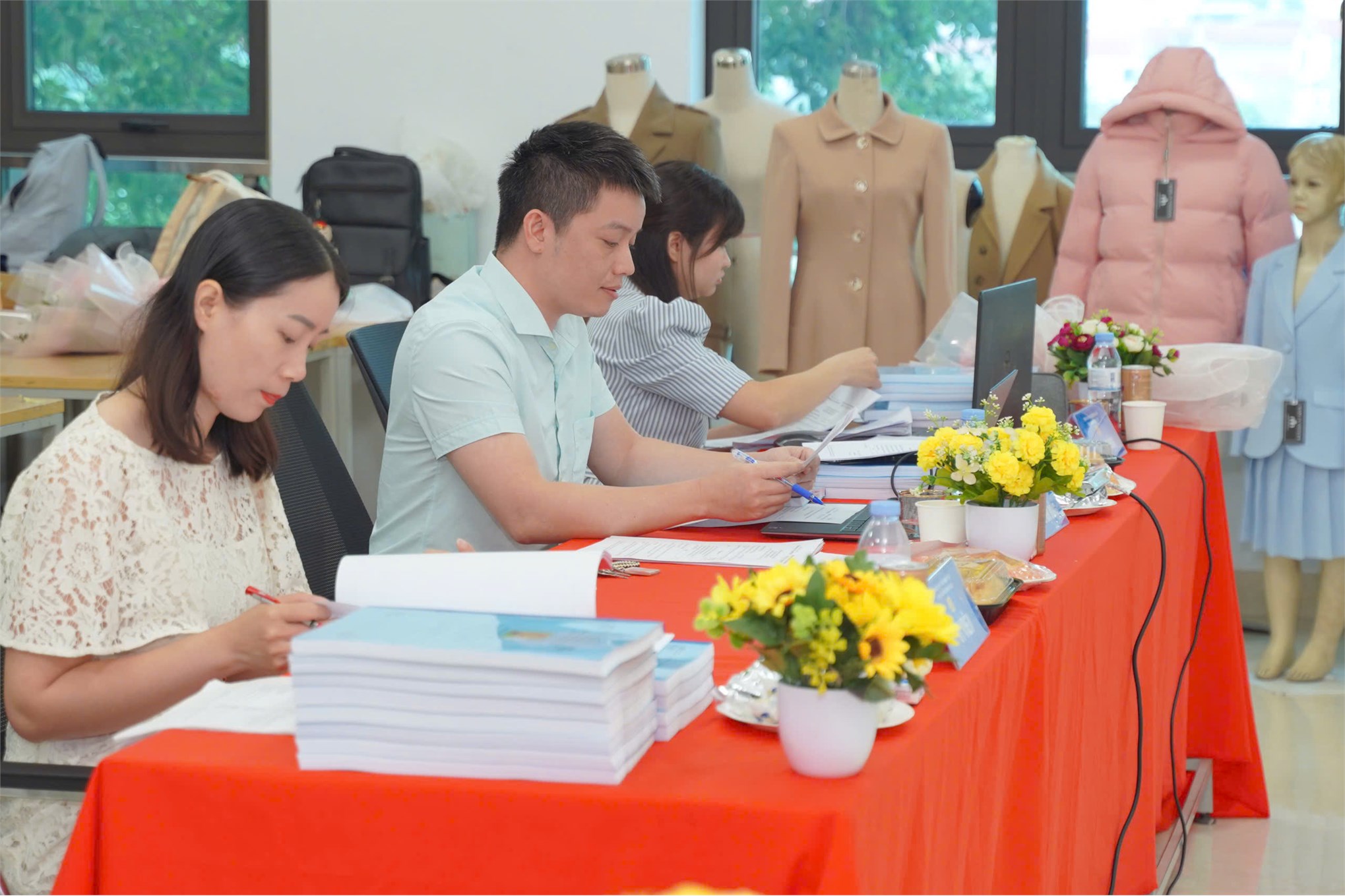 Lễ bảo vệ đồ án tốt nghiệp ngành Công nghệ Dệt, May – Hệ Đại học Khóa 16, Khoa Công nghệ May và Thiết kế Thời trang.