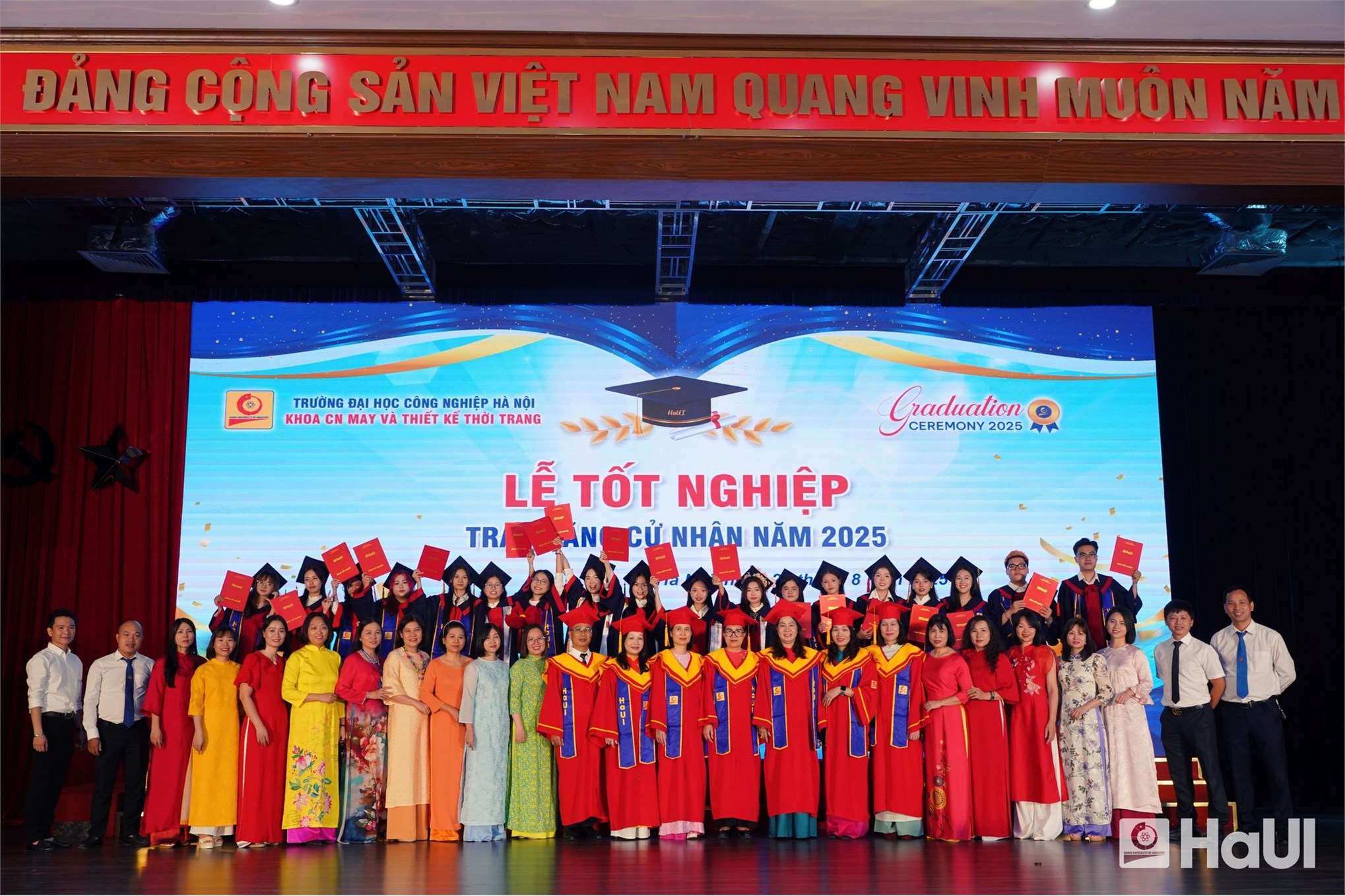 CHÀO MỪNG TÂN SINH VIÊN K20 ĐẾN VỚI KHOA CÔNG NGHỆ MAY & THIẾT KẾ THỜI TRANG, HaUI