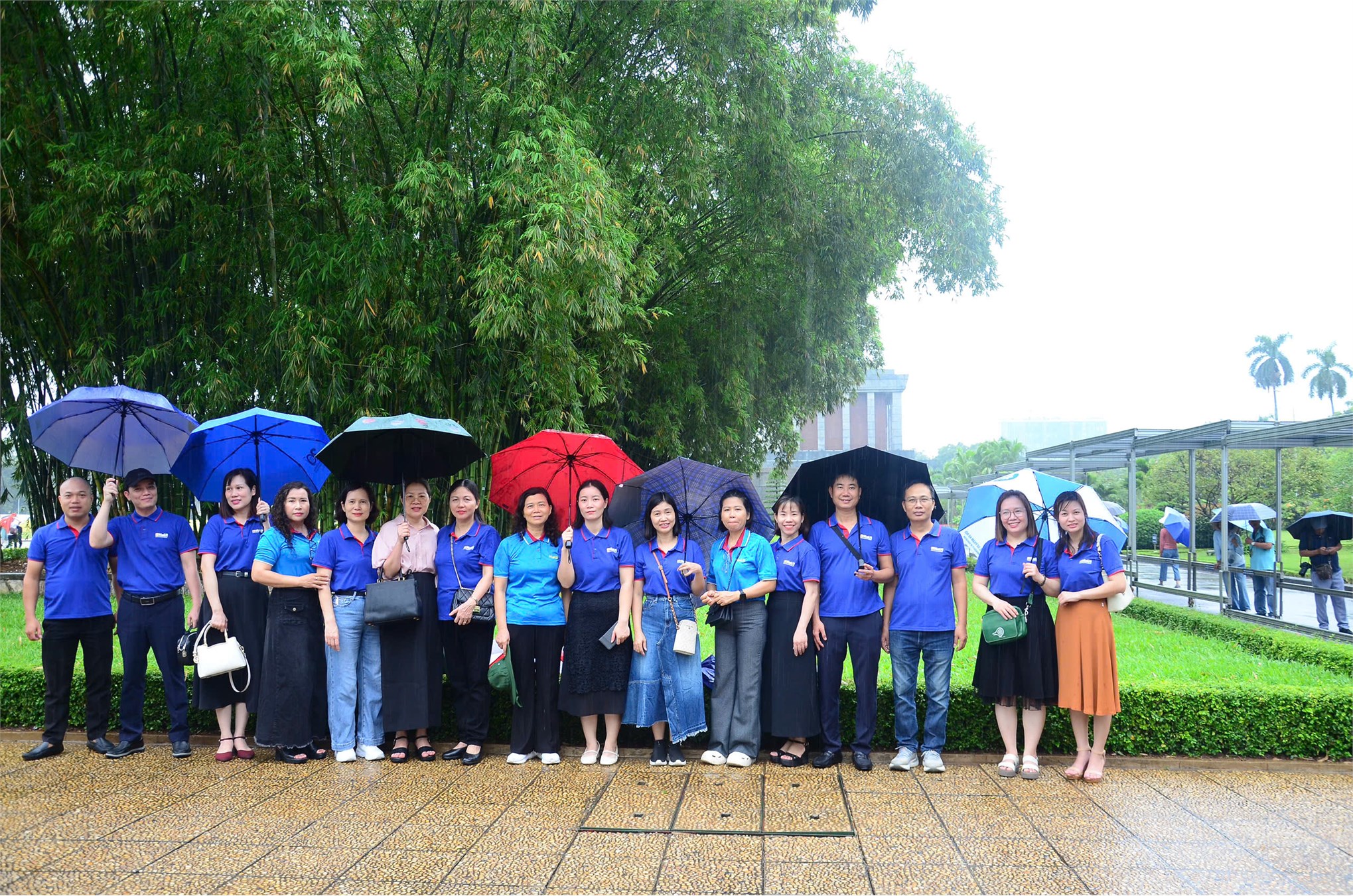 Giữ trọn niềm tin, tiếp bước con đường cách mạng: Chi bộ khoa CN May & TKTT, trường ĐH Công nghiệp Hà Nội tham quan, học tập tại Khu di tích Chủ tịch Hồ Chí Minh và Nhà tù Hỏa Lò