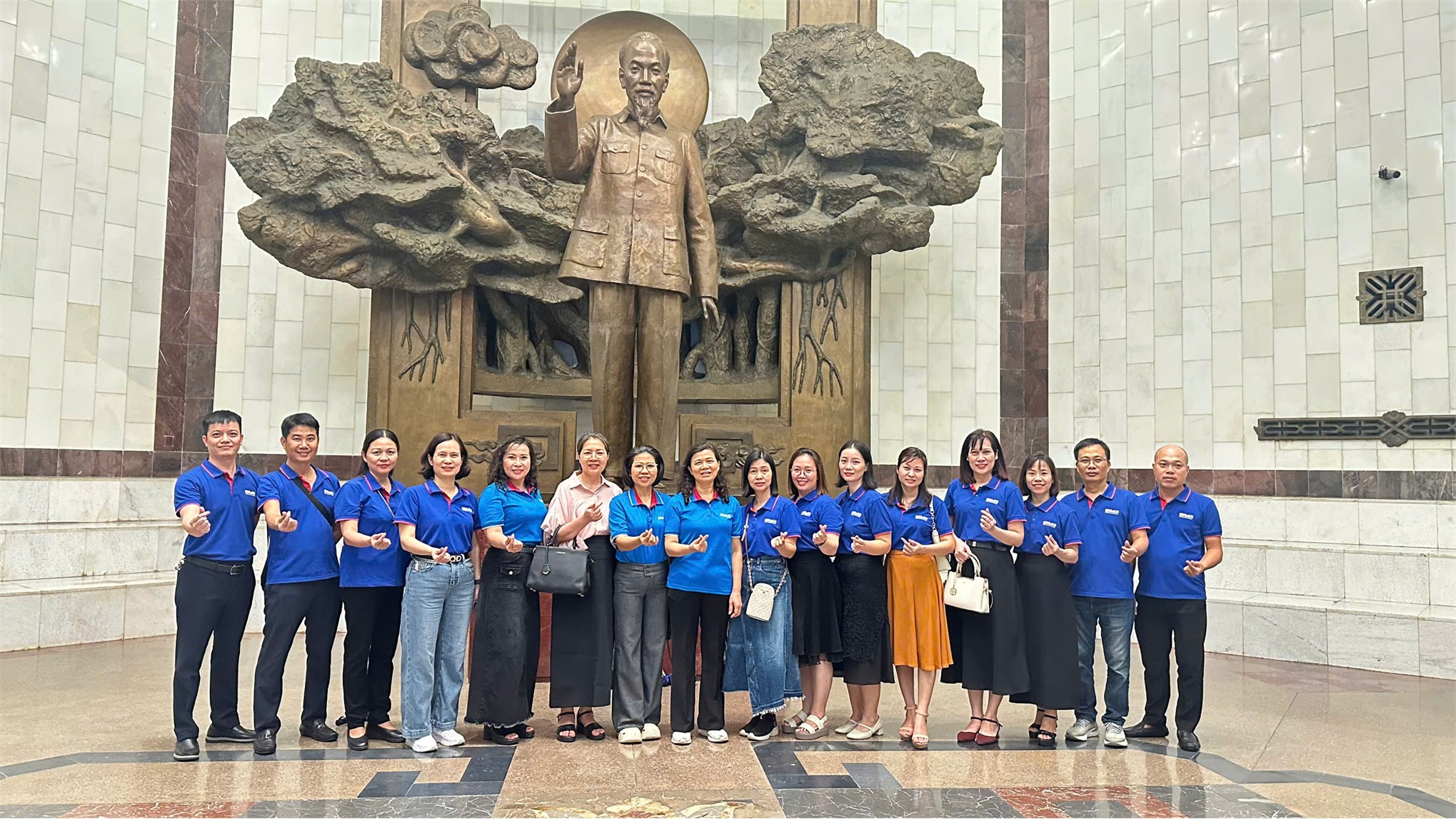 Giữ trọn niềm tin, tiếp bước con đường cách mạng: Chi bộ khoa CN May & TKTT, trường ĐH Công nghiệp Hà Nội tham quan, học tập tại Khu di tích Chủ tịch Hồ Chí Minh và Nhà tù Hỏa Lò