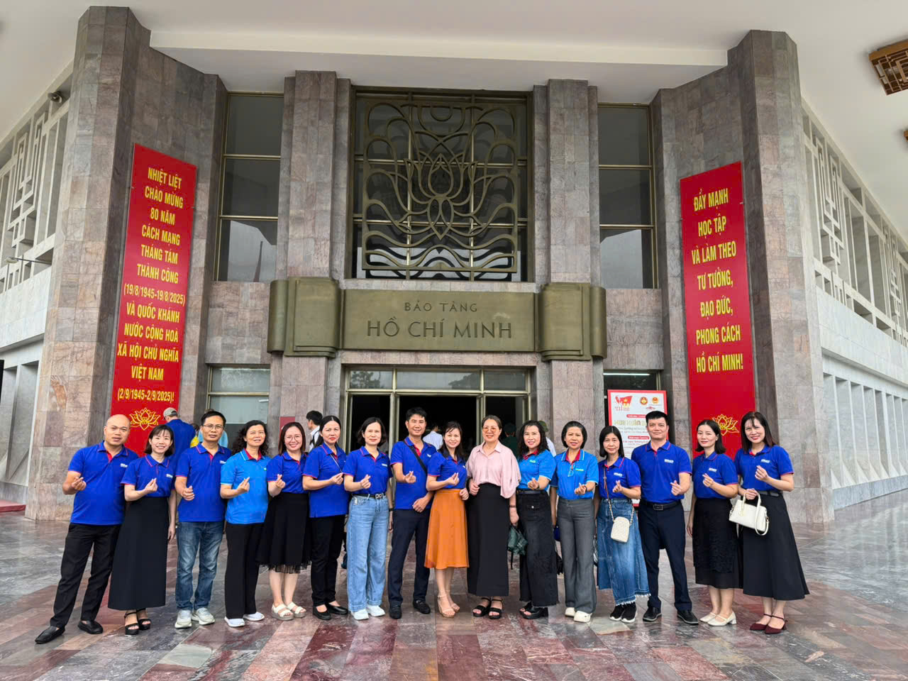 Giữ trọn niềm tin, tiếp bước con đường cách mạng: Chi bộ khoa CN May & TKTT, trường ĐH Công nghiệp Hà Nội tham quan, học tập tại Khu di tích Chủ tịch Hồ Chí Minh và Nhà tù Hỏa Lò