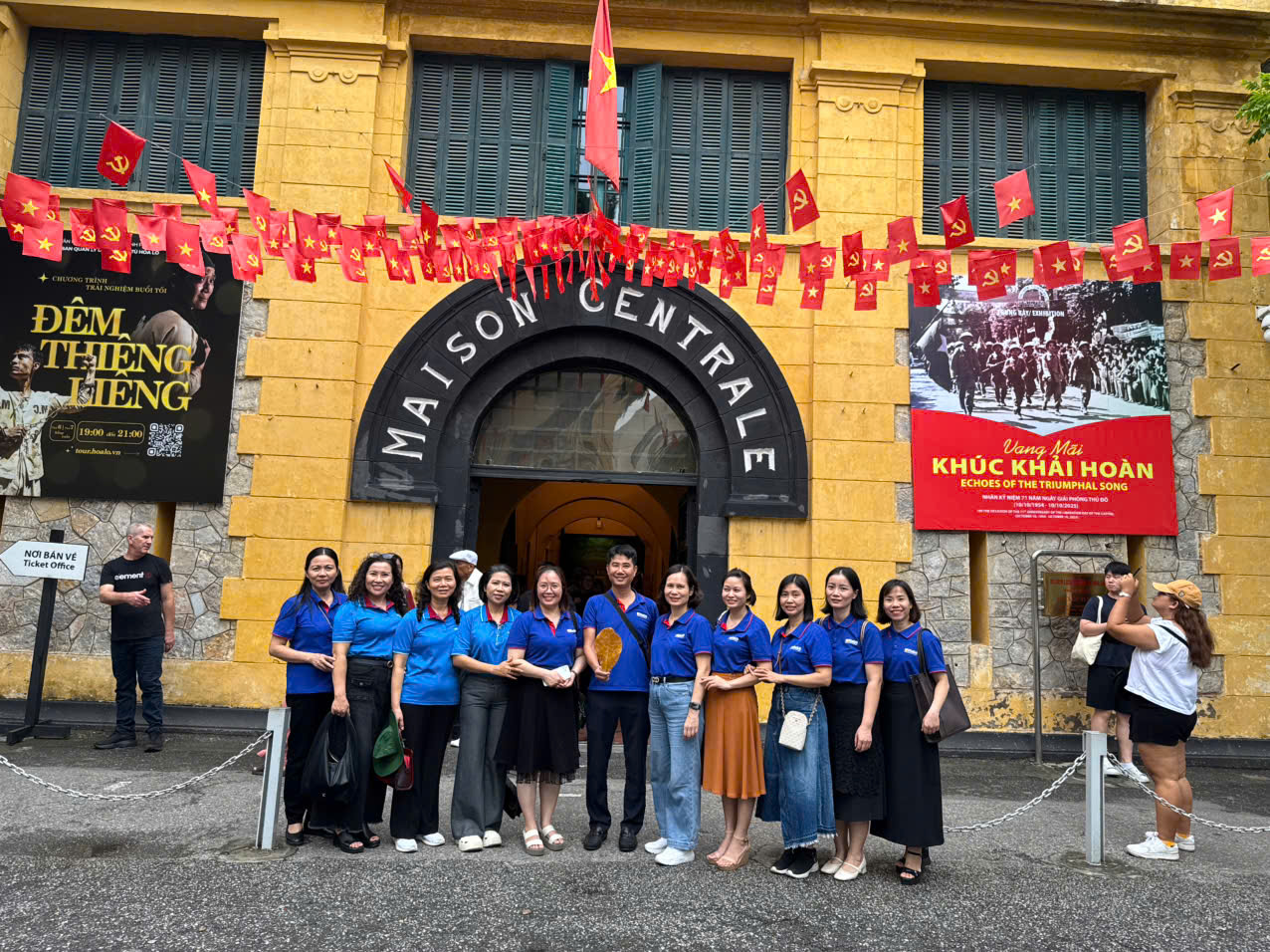 Giữ trọn niềm tin, tiếp bước con đường cách mạng: Chi bộ khoa CN May & TKTT, trường ĐH Công nghiệp Hà Nội tham quan, học tập tại Khu di tích Chủ tịch Hồ Chí Minh và Nhà tù Hỏa Lò