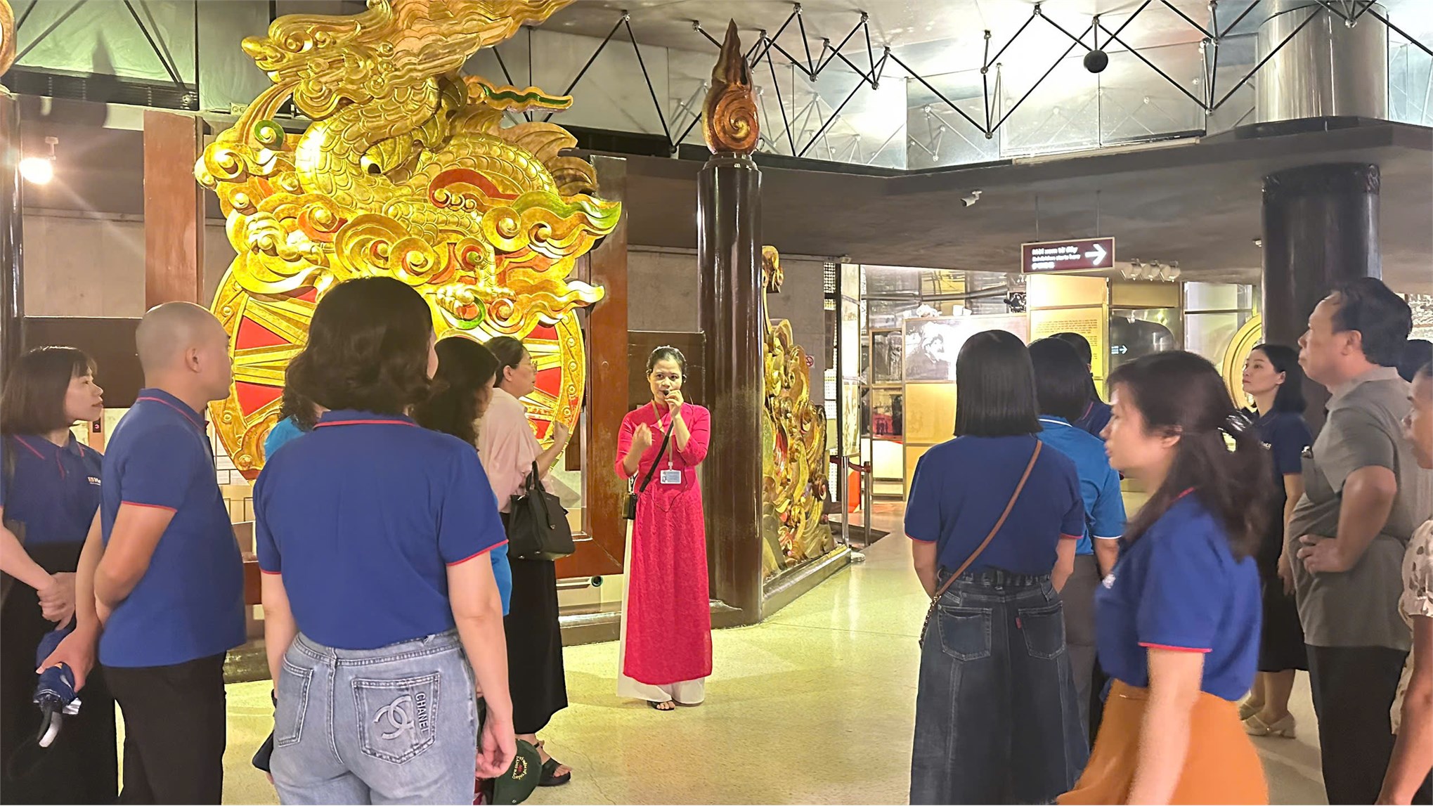 Giữ trọn niềm tin, tiếp bước con đường cách mạng: Chi bộ khoa CN May & TKTT, trường ĐH Công nghiệp Hà Nội tham quan, học tập tại Khu di tích Chủ tịch Hồ Chí Minh và Nhà tù Hỏa Lò