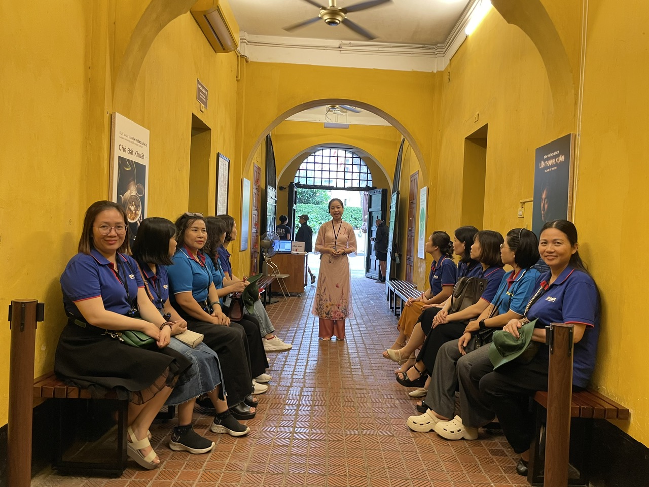 Giữ trọn niềm tin, tiếp bước con đường cách mạng: Chi bộ khoa CN May & TKTT, trường ĐH Công nghiệp Hà Nội tham quan, học tập tại Khu di tích Chủ tịch Hồ Chí Minh và Nhà tù Hỏa Lò