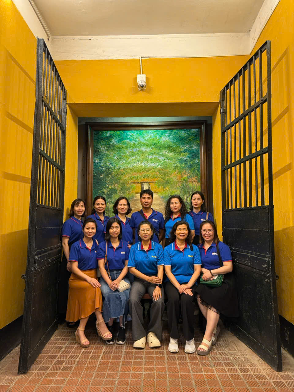 Giữ trọn niềm tin, tiếp bước con đường cách mạng: Chi bộ khoa CN May & TKTT, trường ĐH Công nghiệp Hà Nội tham quan, học tập tại Khu di tích Chủ tịch Hồ Chí Minh và Nhà tù Hỏa Lò