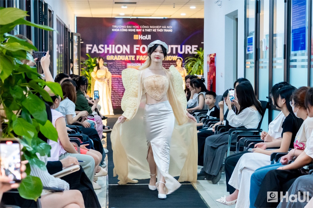 Sự giao thoa giữa truyền thống và hiện đại- Bản lĩnh thiết kế của Tân cử nhân ngành Thiết kế Thời trang khóa 16
