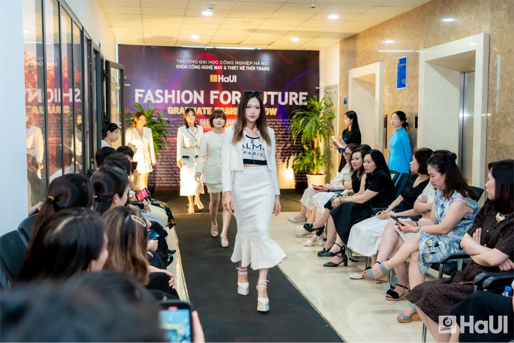 Sự giao thoa giữa truyền thống và hiện đại- Bản lĩnh thiết kế của Tân cử nhân ngành Thiết kế Thời trang khóa 16