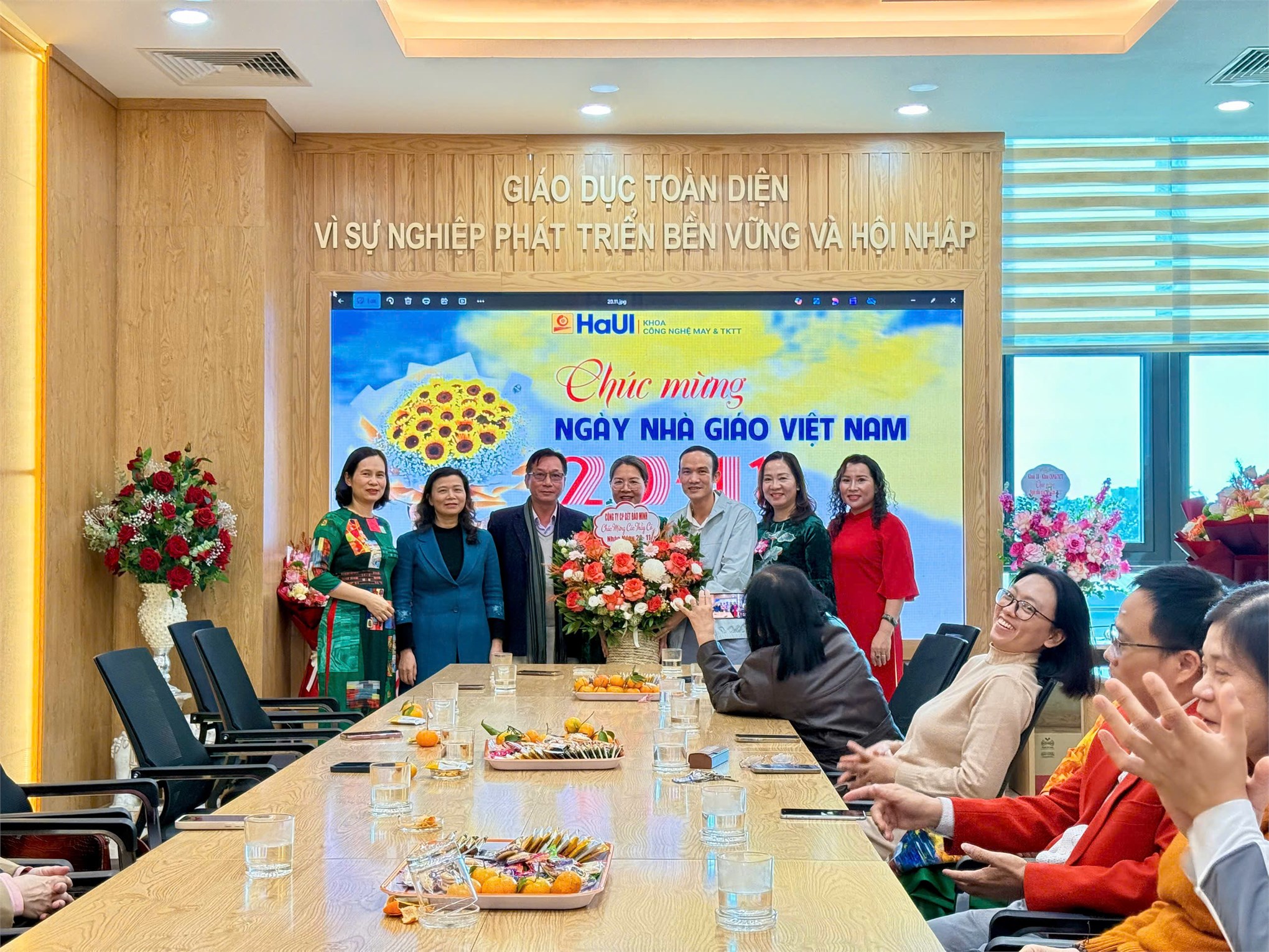 Gặp gỡ tri ân các thế hệ thầy cô giáo Khoa Công nghệ May & Thiết kế Thời trang nhân ngày Nhà giáo Việt nam 20/11