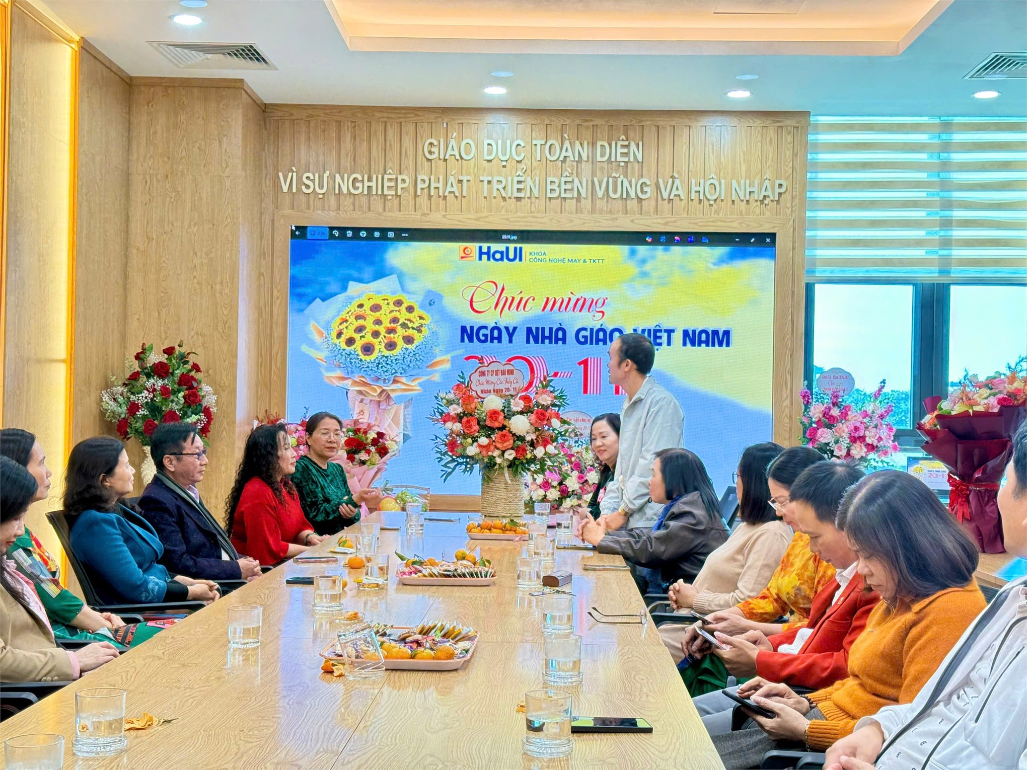 Gặp gỡ tri ân các thế hệ thầy cô giáo Khoa Công nghệ May & Thiết kế Thời trang nhân ngày Nhà giáo Việt nam 20/11