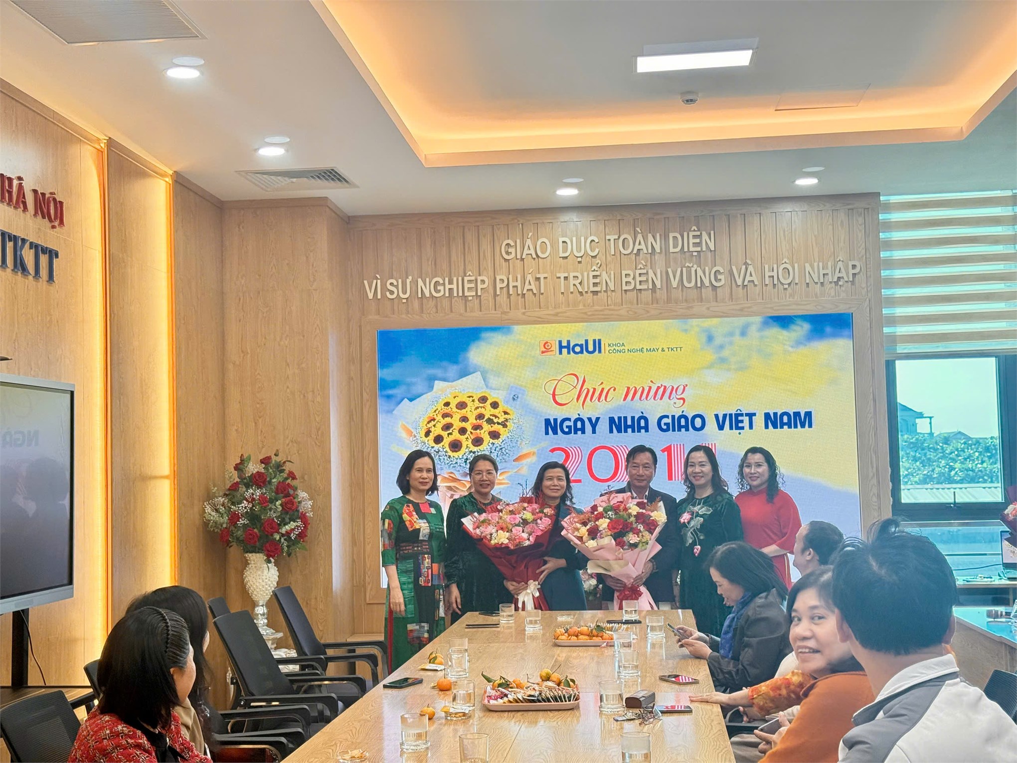 Gặp gỡ tri ân các thế hệ thầy cô giáo Khoa Công nghệ May & Thiết kế Thời trang nhân ngày Nhà giáo Việt nam 20/11