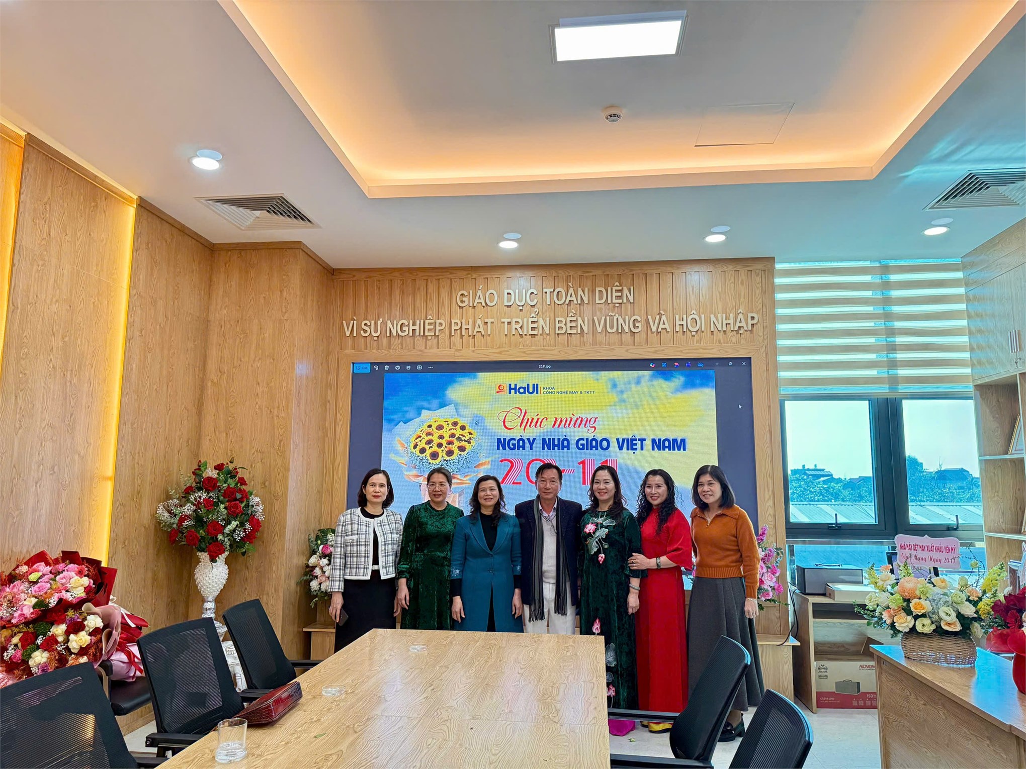 Gặp gỡ tri ân các thế hệ thầy cô giáo Khoa Công nghệ May & Thiết kế Thời trang nhân ngày Nhà giáo Việt nam 20/11