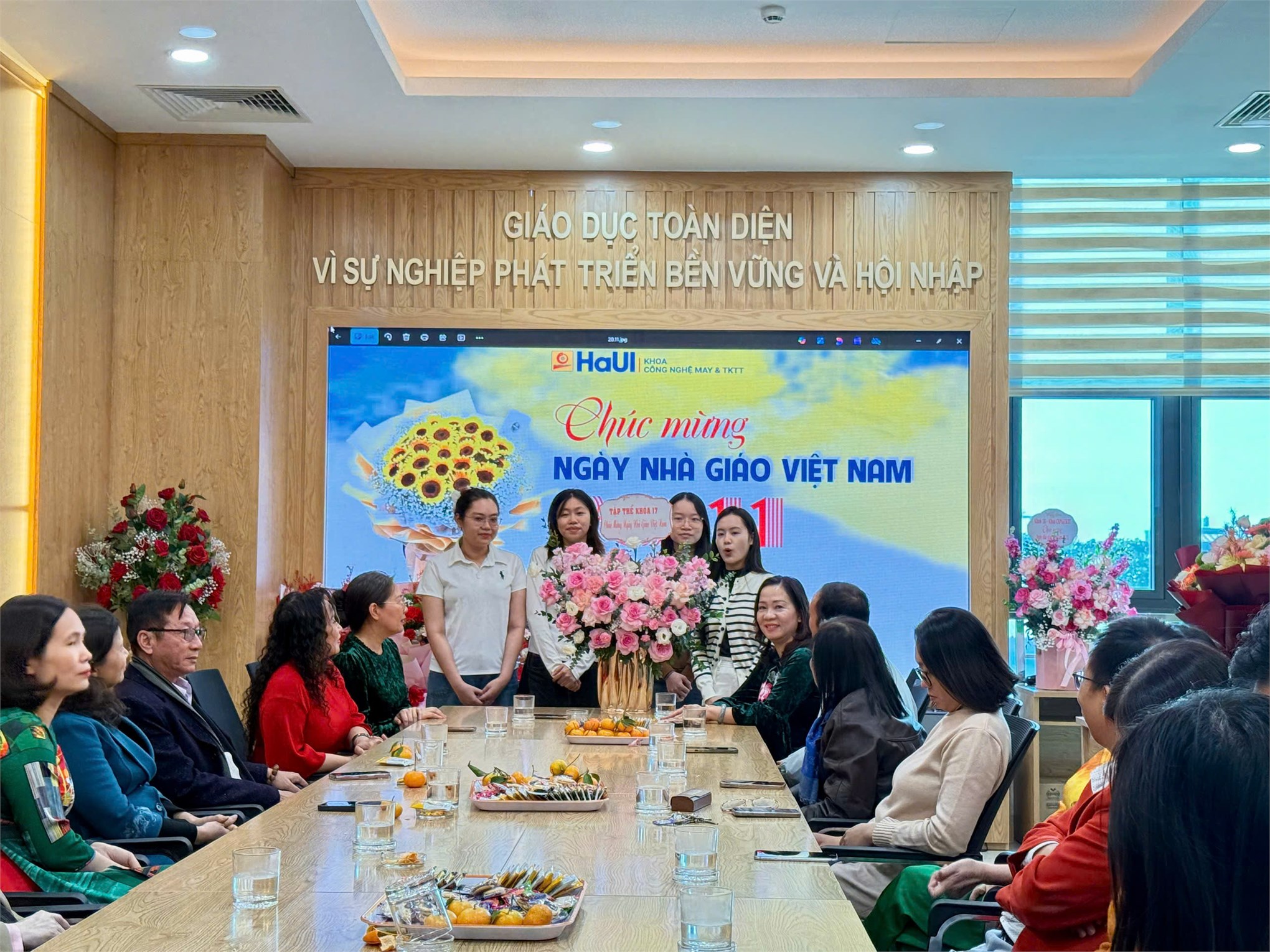 Gặp gỡ tri ân các thế hệ thầy cô giáo Khoa Công nghệ May & Thiết kế Thời trang nhân ngày Nhà giáo Việt nam 20/11