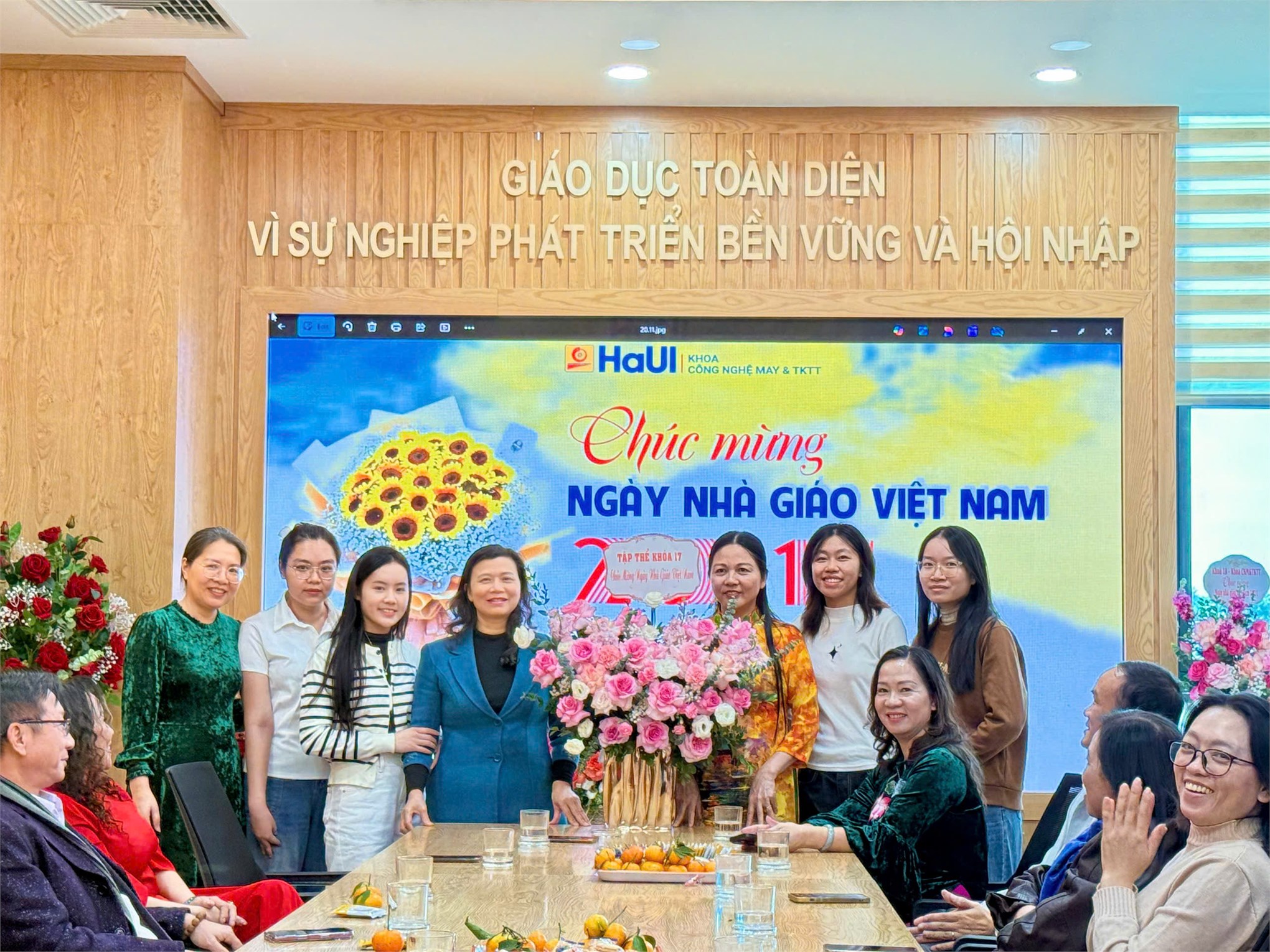 Gặp gỡ tri ân các thế hệ thầy cô giáo Khoa Công nghệ May & Thiết kế Thời trang nhân ngày Nhà giáo Việt nam 20/11