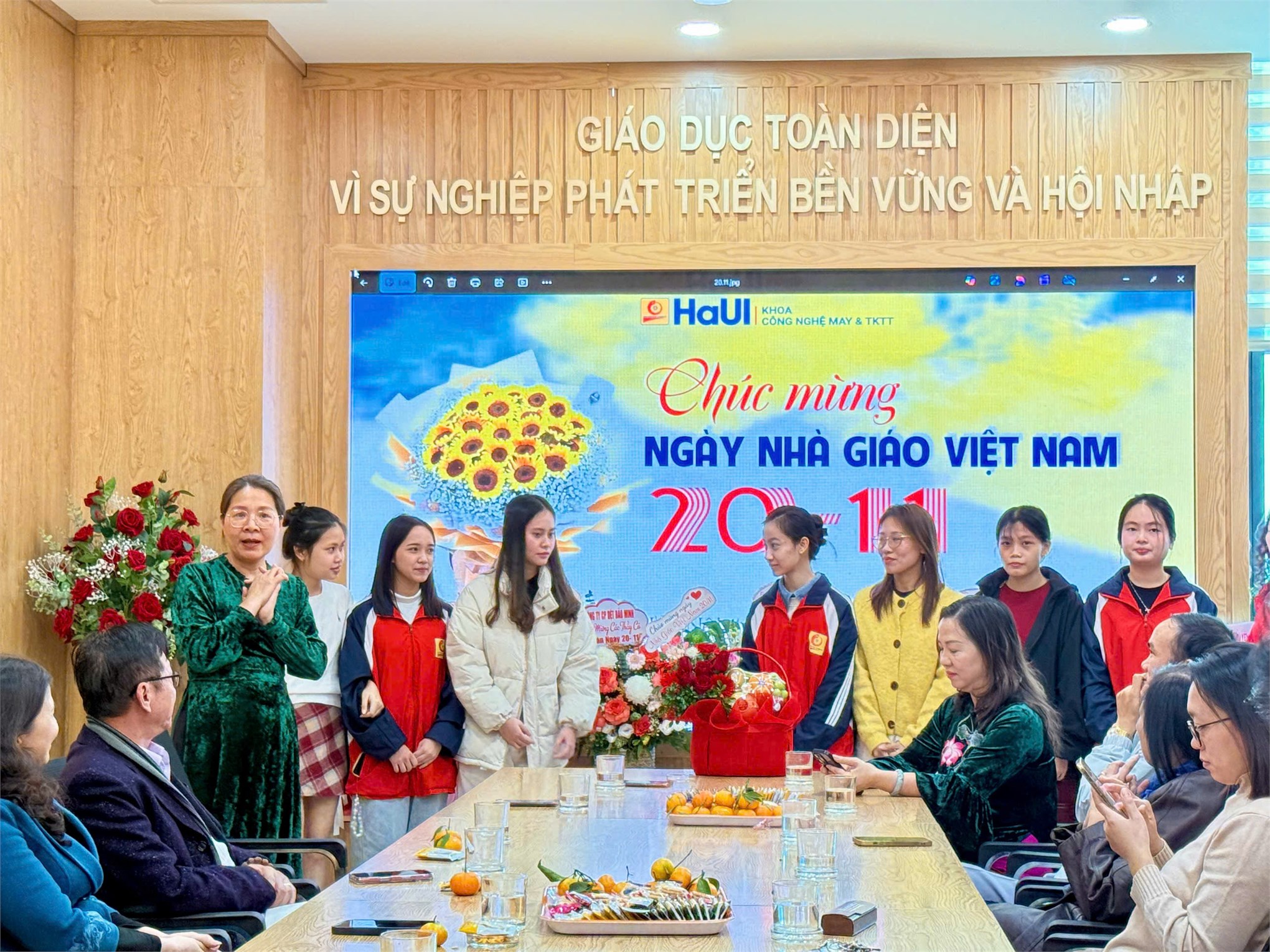 Gặp gỡ tri ân các thế hệ thầy cô giáo Khoa Công nghệ May & Thiết kế Thời trang nhân ngày Nhà giáo Việt nam 20/11
