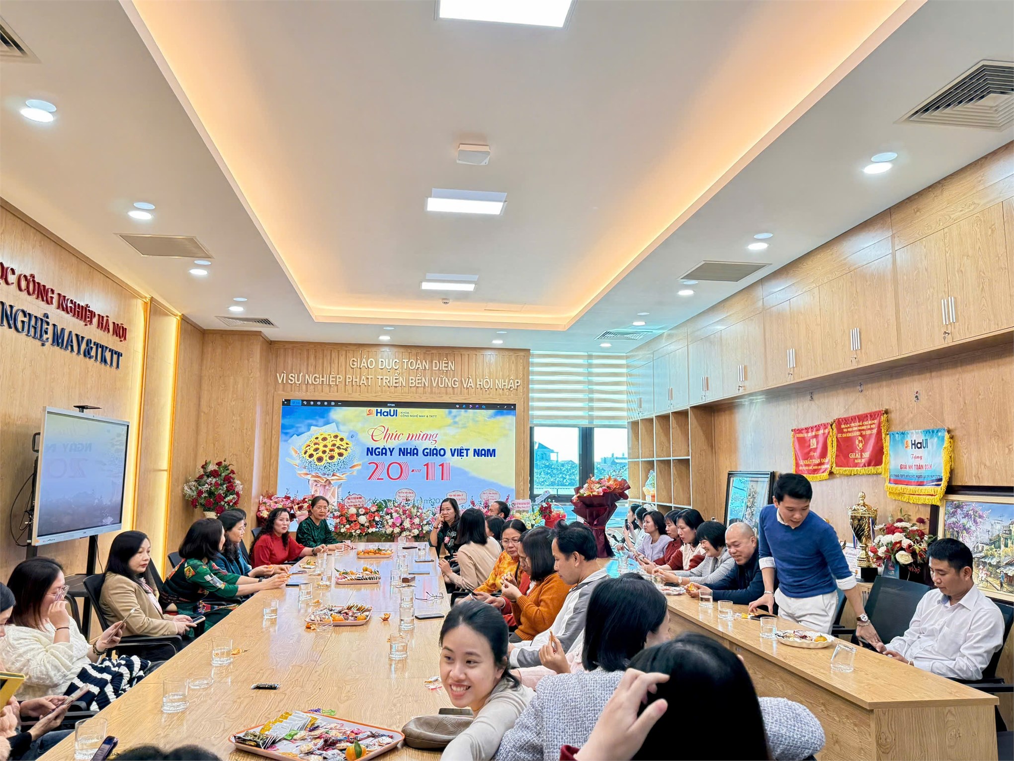 Gặp gỡ tri ân các thế hệ thầy cô giáo Khoa Công nghệ May & Thiết kế Thời trang nhân ngày Nhà giáo Việt nam 20/11