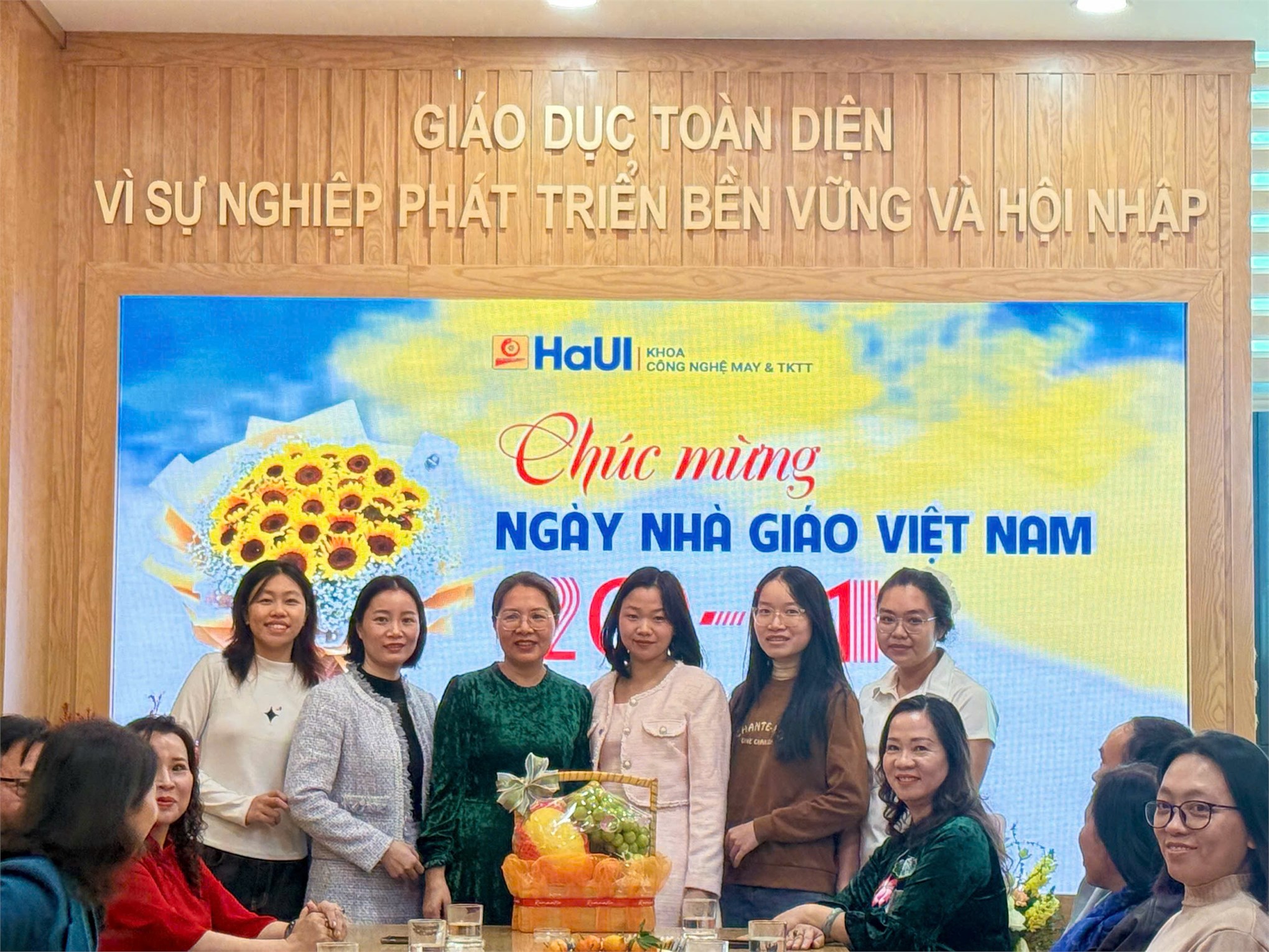 Gặp gỡ tri ân các thế hệ thầy cô giáo Khoa Công nghệ May & Thiết kế Thời trang nhân ngày Nhà giáo Việt nam 20/11