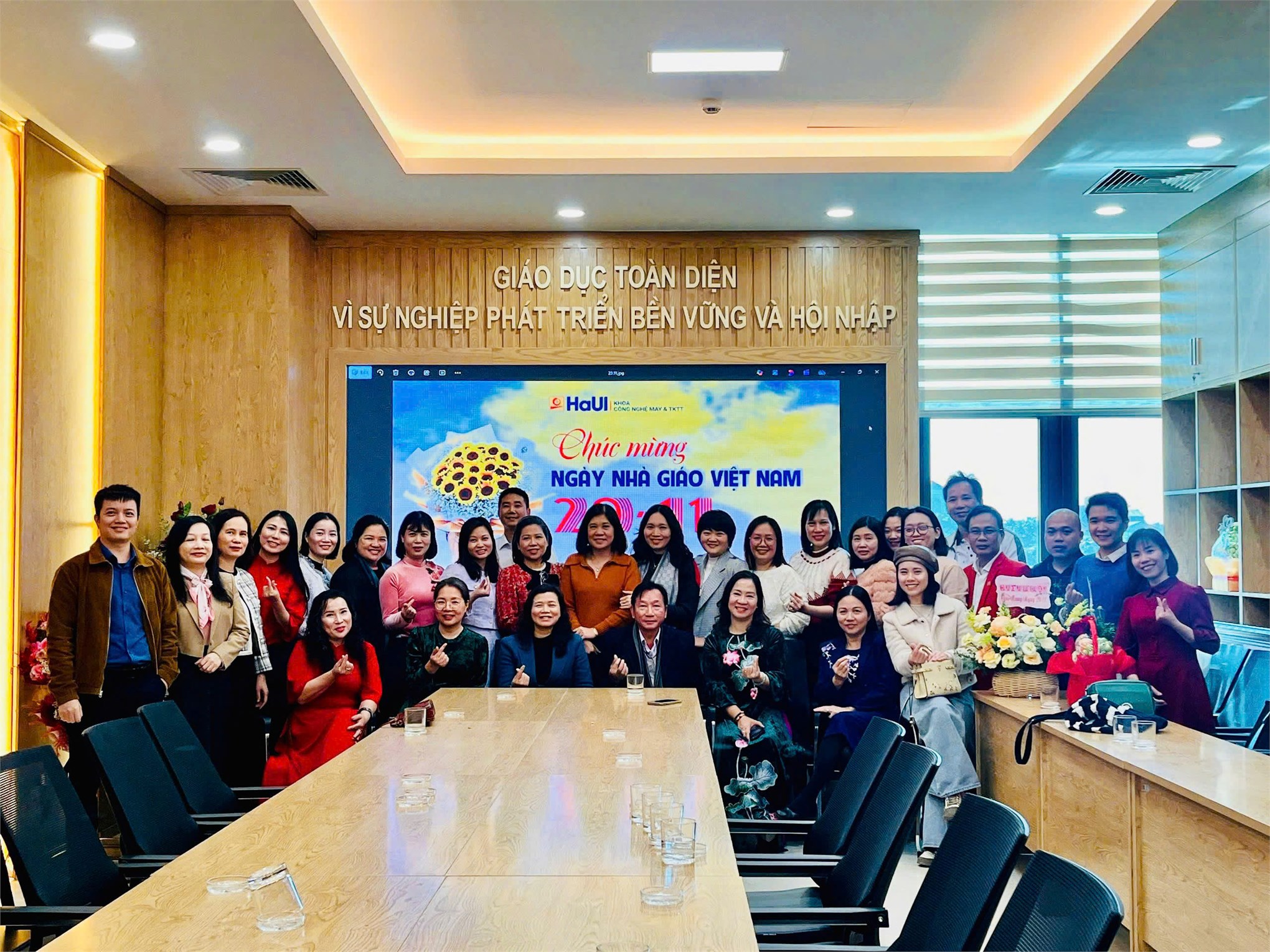 Gặp gỡ tri ân các thế hệ thầy cô giáo Khoa Công nghệ May & Thiết kế Thời trang nhân ngày Nhà giáo Việt nam 20/11