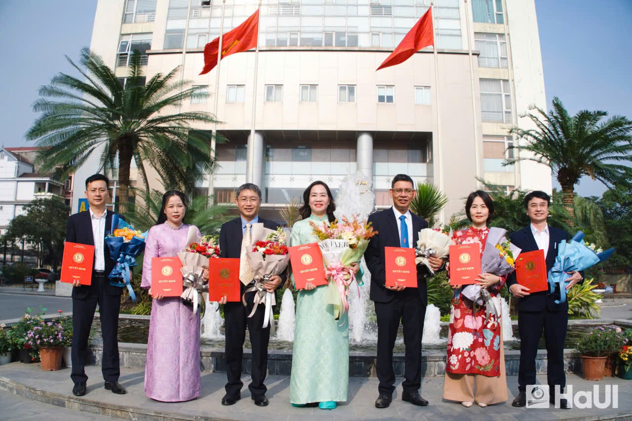 Khoa Công nghệ May và Thiết kế Thời trang trân trọng chúc mừng tân Phó Giáo sư Lưu Thị Tho
