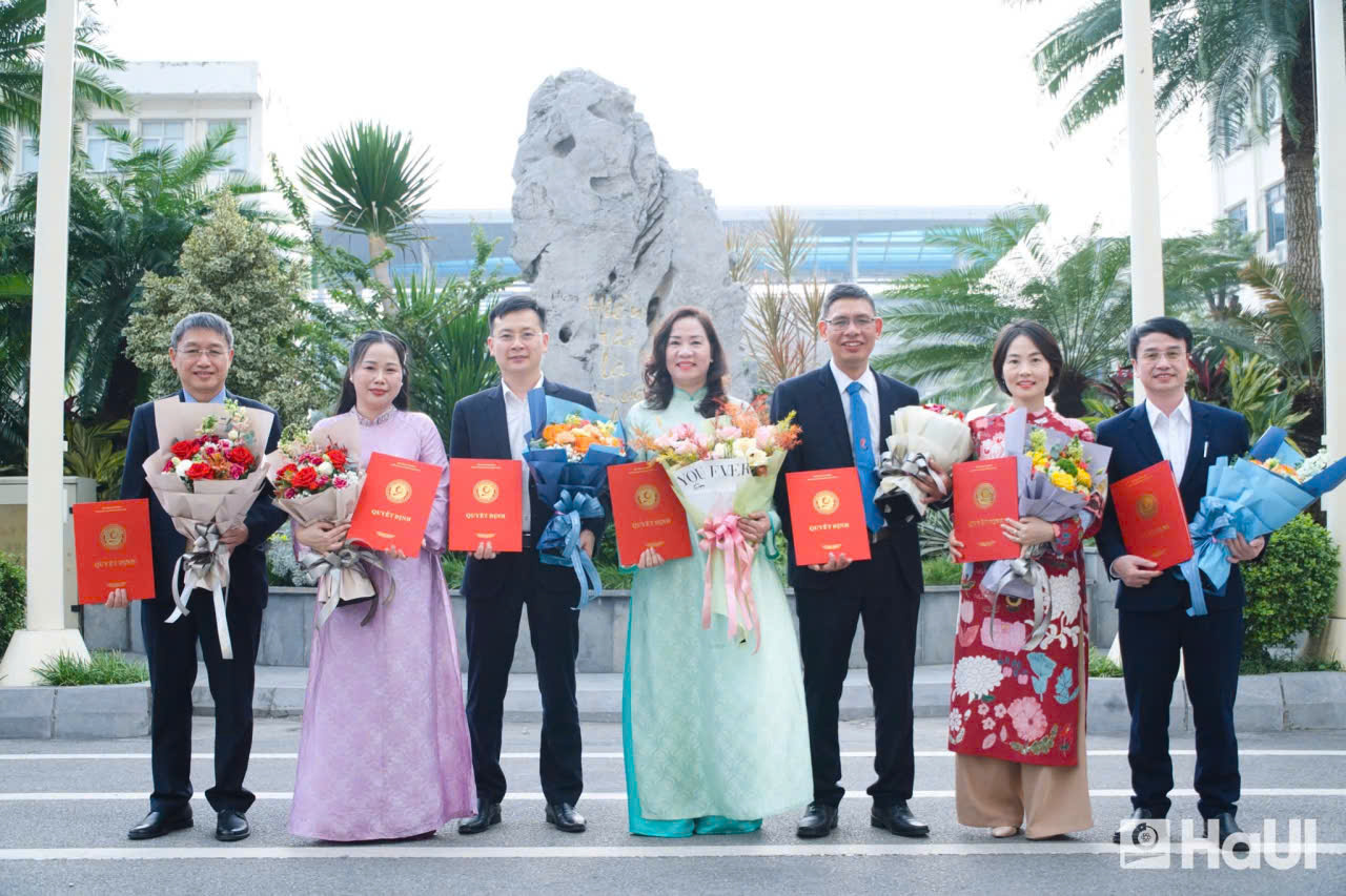 Khoa Công nghệ May và Thiết kế Thời trang trân trọng chúc mừng tân Phó Giáo sư Lưu Thị Tho