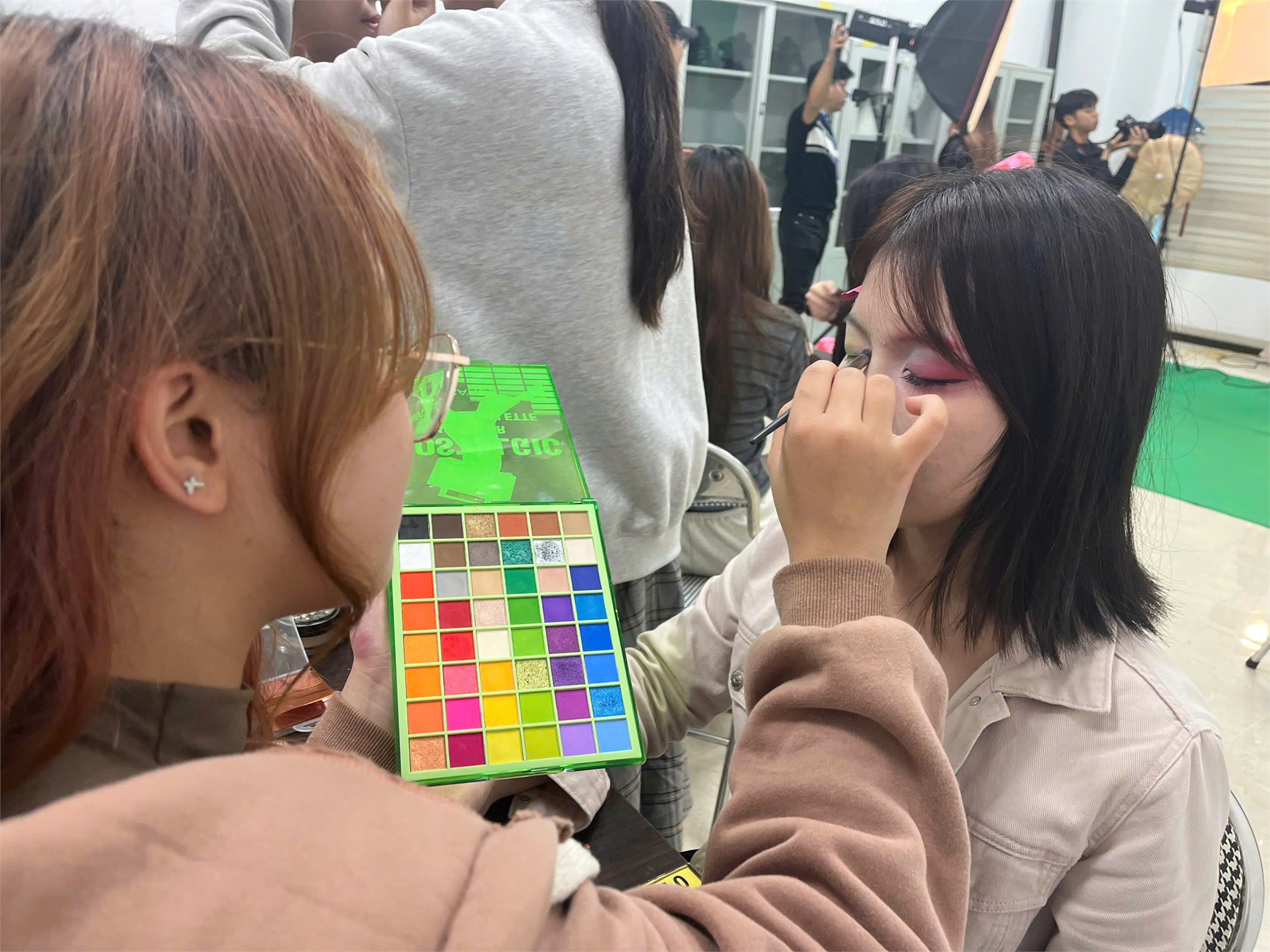 TRANG ĐIỂM & NHIẾP ẢNH TRONG ĐÀO TẠO ĐẠI HỌC NGÀNH THIẾT KẾ THỜI TRANG TẠI KHOA CNM & TKTT – ĐẠI HỌC CÔNG NGHIỆP HÀ NỘI