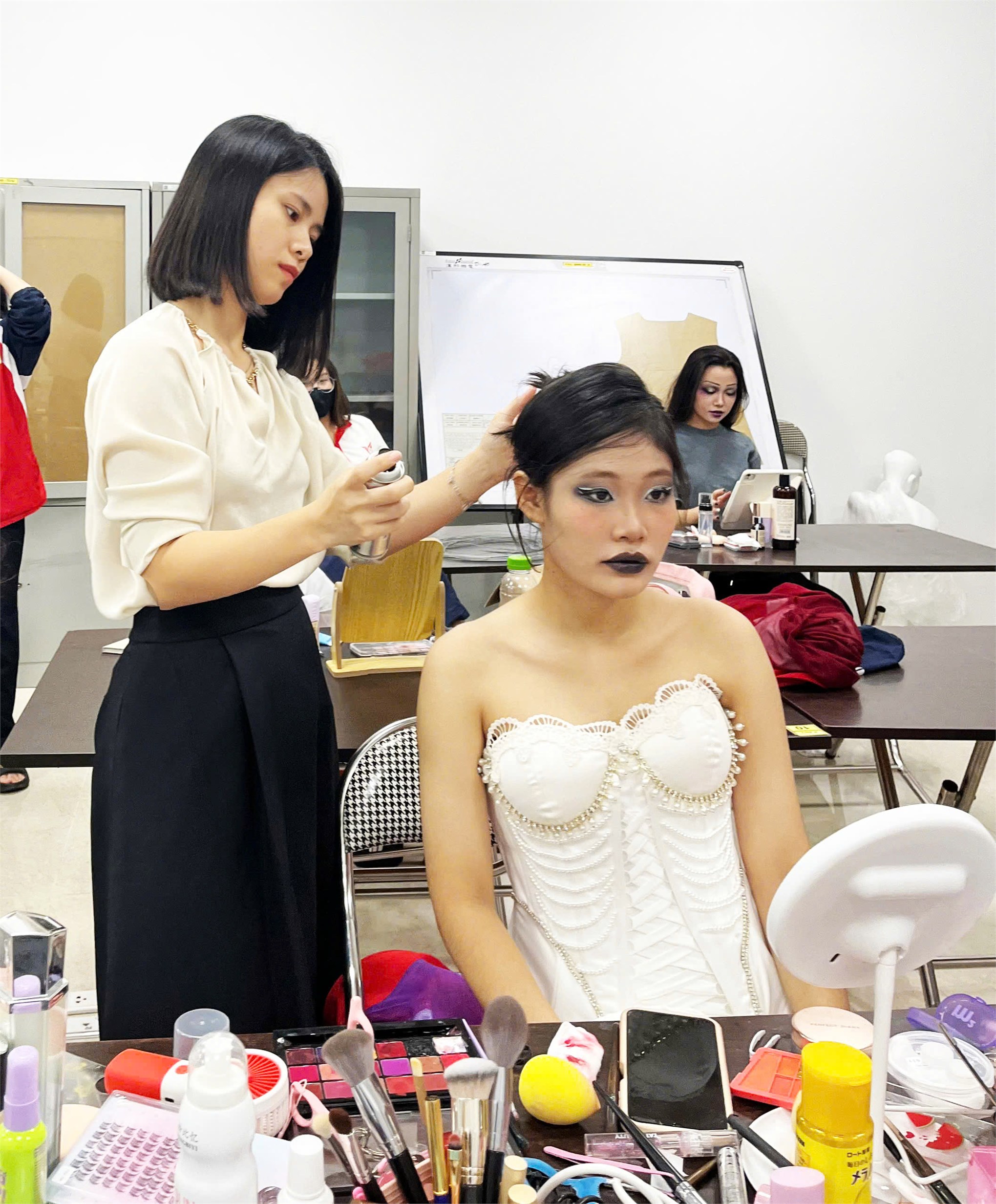 TRANG ĐIỂM & NHIẾP ẢNH TRONG ĐÀO TẠO ĐẠI HỌC NGÀNH THIẾT KẾ THỜI TRANG TẠI KHOA CNM & TKTT – ĐẠI HỌC CÔNG NGHIỆP HÀ NỘI