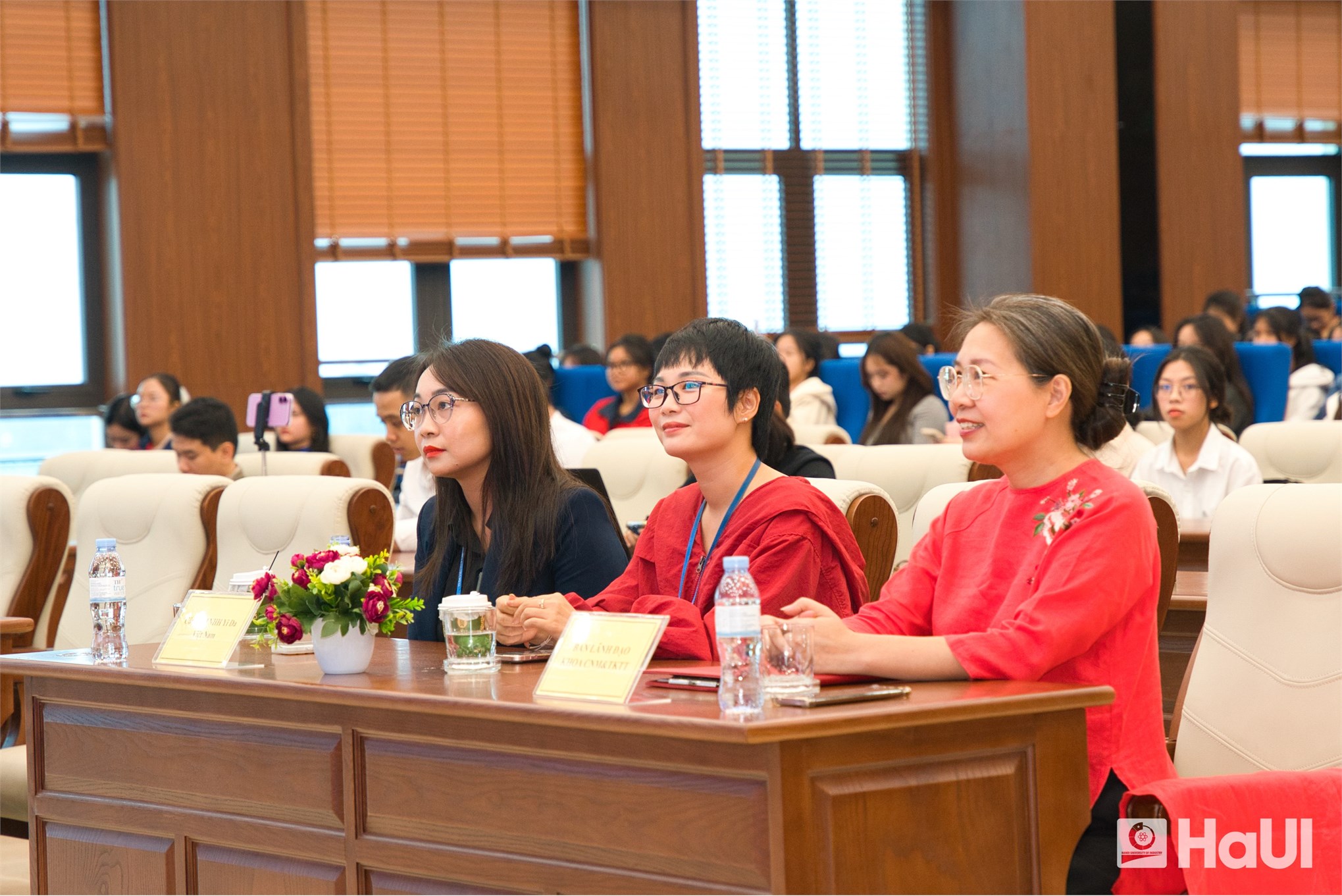 Tọa đàm “Định hướng nghề nghiệp cho sinh viên K20 của khoa CNM&TKTT: Vững bước tương lai”