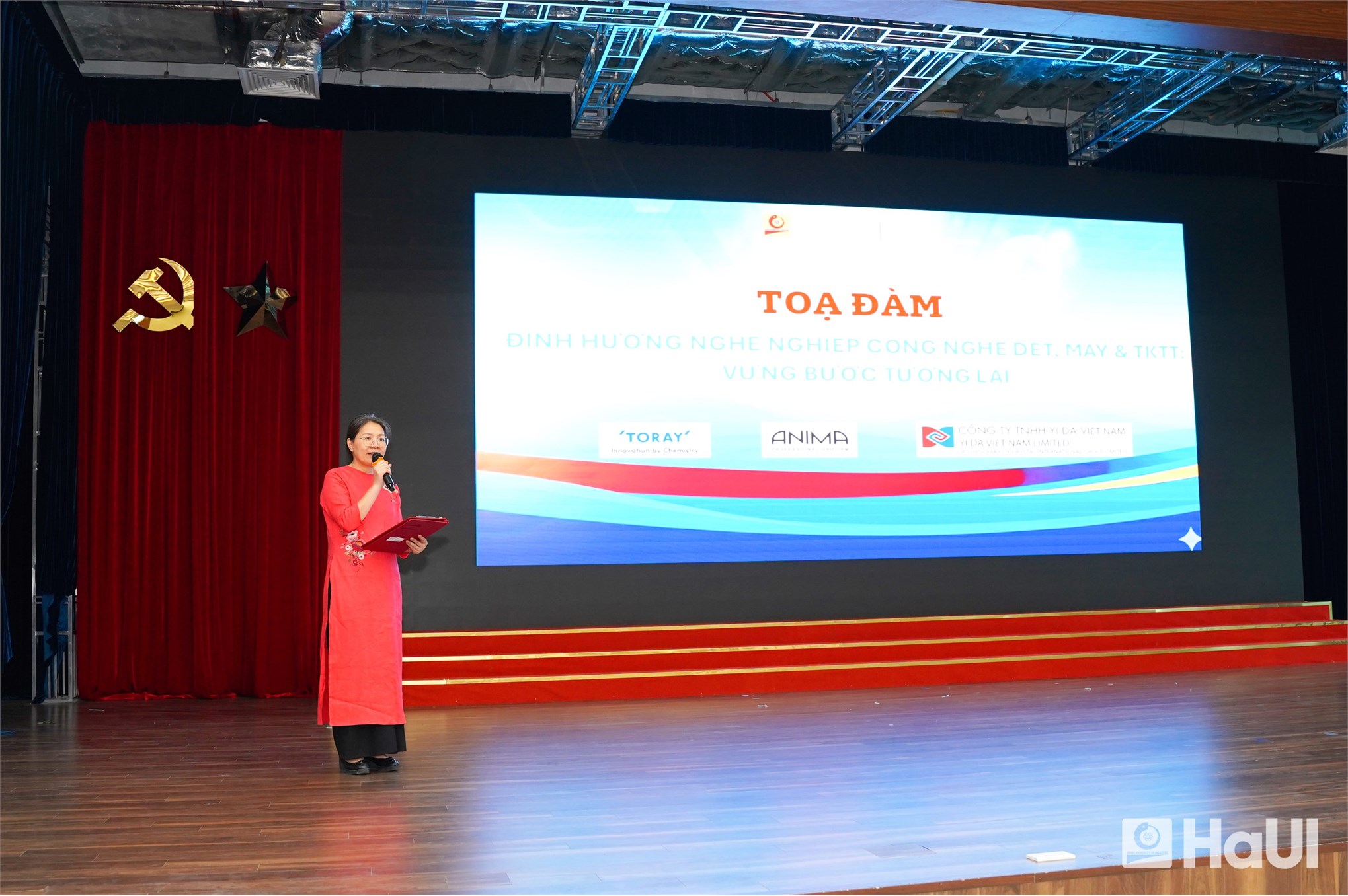 Tọa đàm “Định hướng nghề nghiệp cho sinh viên K20 của khoa CNM&TKTT: Vững bước tương lai”