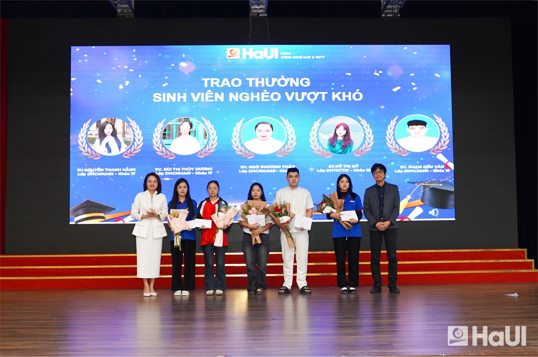 Tọa đàm “Định hướng nghề nghiệp cho sinh viên K20 của khoa CNM&TKTT: Vững bước tương lai”