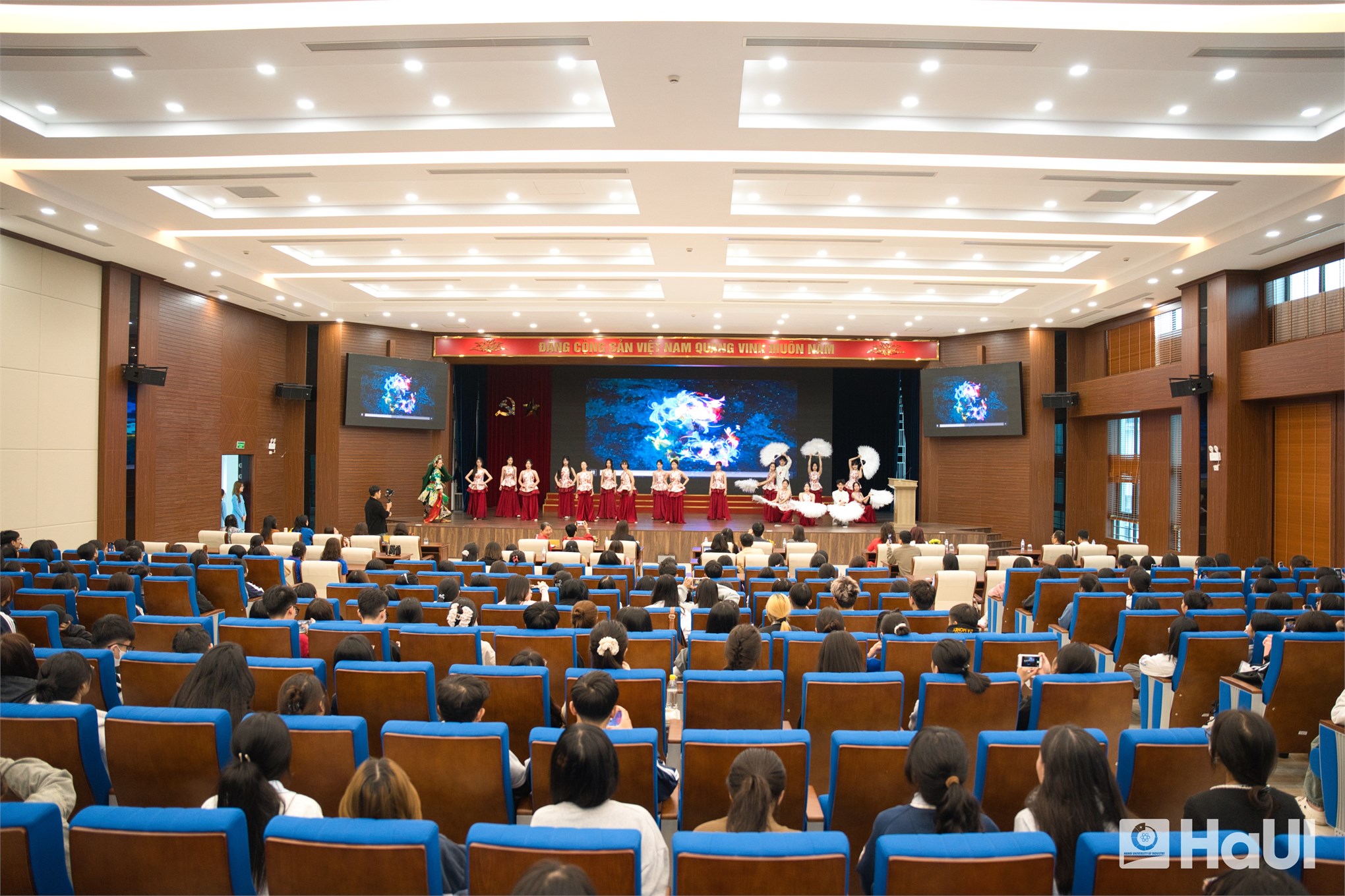 Tọa đàm “Định hướng nghề nghiệp cho sinh viên K20 của khoa CNM&TKTT: Vững bước tương lai”