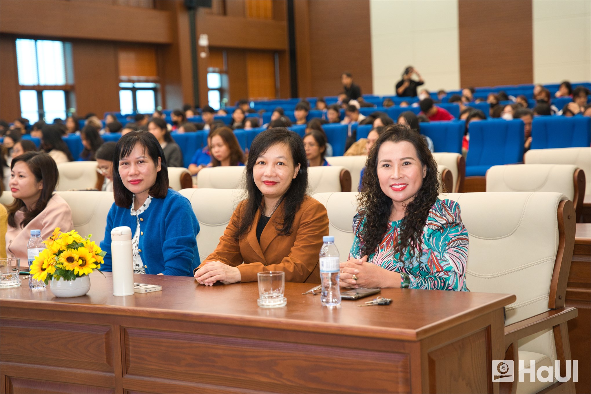 Tọa đàm “Định hướng nghề nghiệp cho sinh viên K20 của khoa CNM&TKTT: Vững bước tương lai”