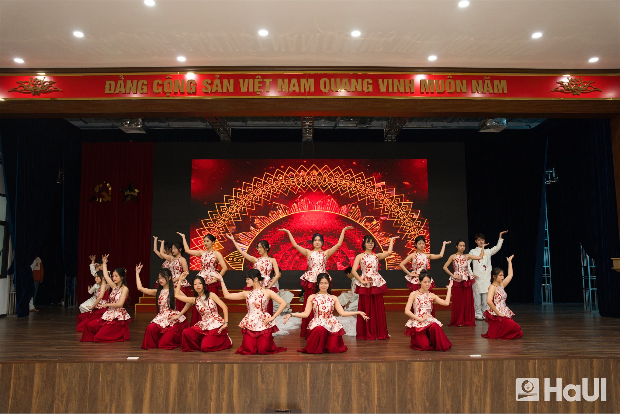 Tọa đàm “Định hướng nghề nghiệp cho sinh viên K20 của khoa CNM&TKTT: Vững bước tương lai”