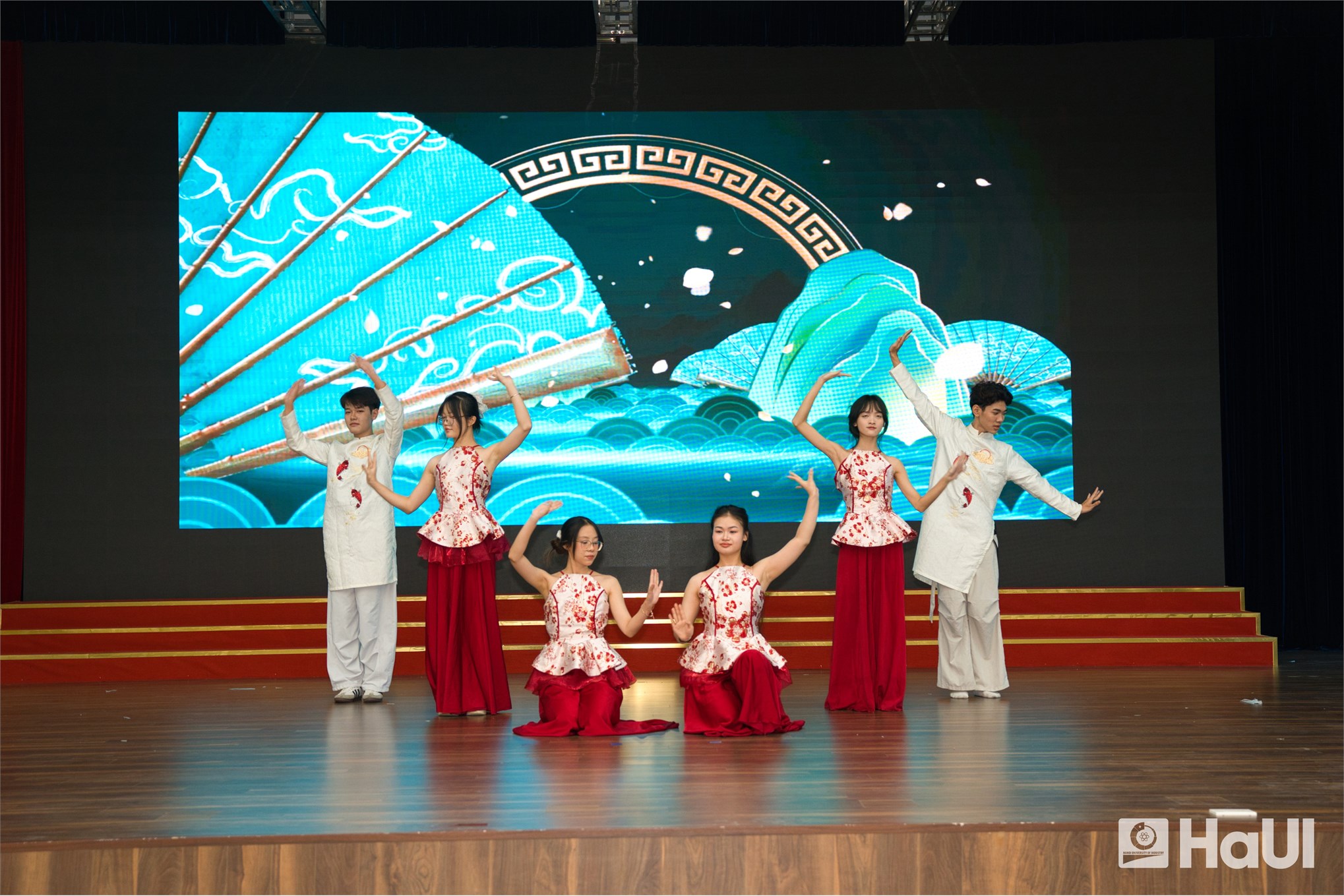 Tọa đàm “Định hướng nghề nghiệp cho sinh viên K20 của khoa CNM&TKTT: Vững bước tương lai”