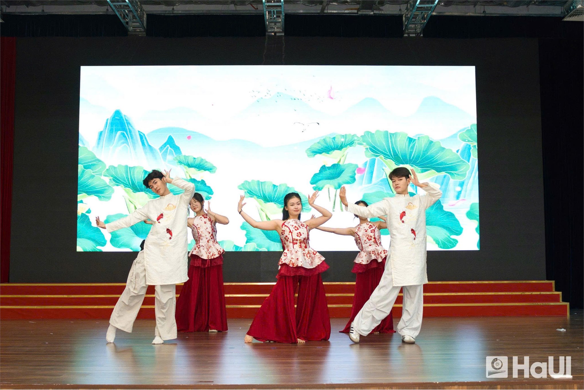 Tọa đàm “Định hướng nghề nghiệp cho sinh viên K20 của khoa CNM&TKTT: Vững bước tương lai”