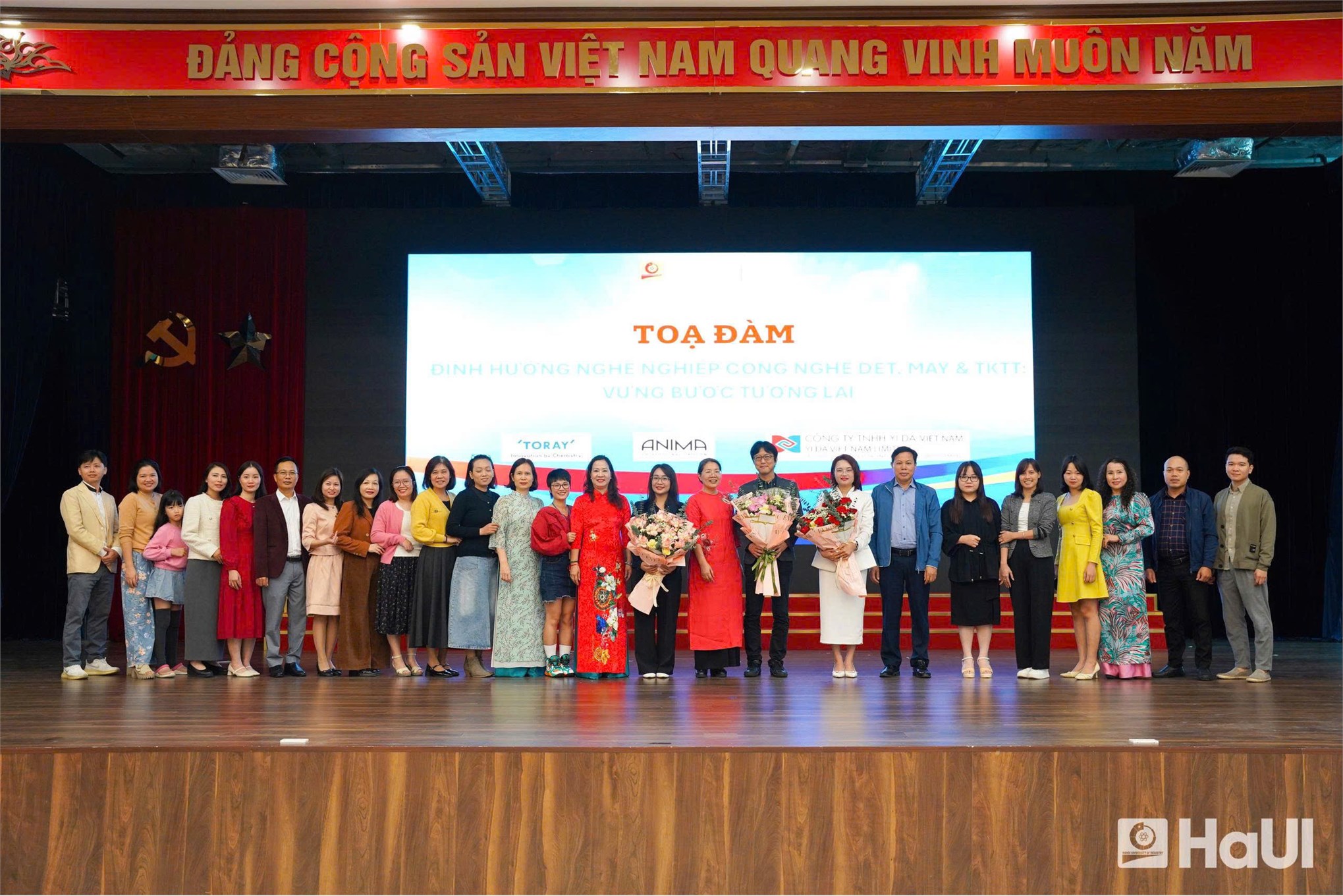 Tọa đàm “Định hướng nghề nghiệp cho sinh viên K20 của khoa CNM&TKTT: Vững bước tương lai”