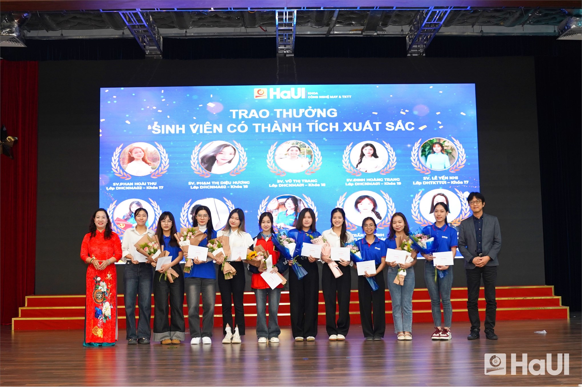 Tọa đàm “Định hướng nghề nghiệp cho sinh viên K20 của khoa CNM&TKTT: Vững bước tương lai”