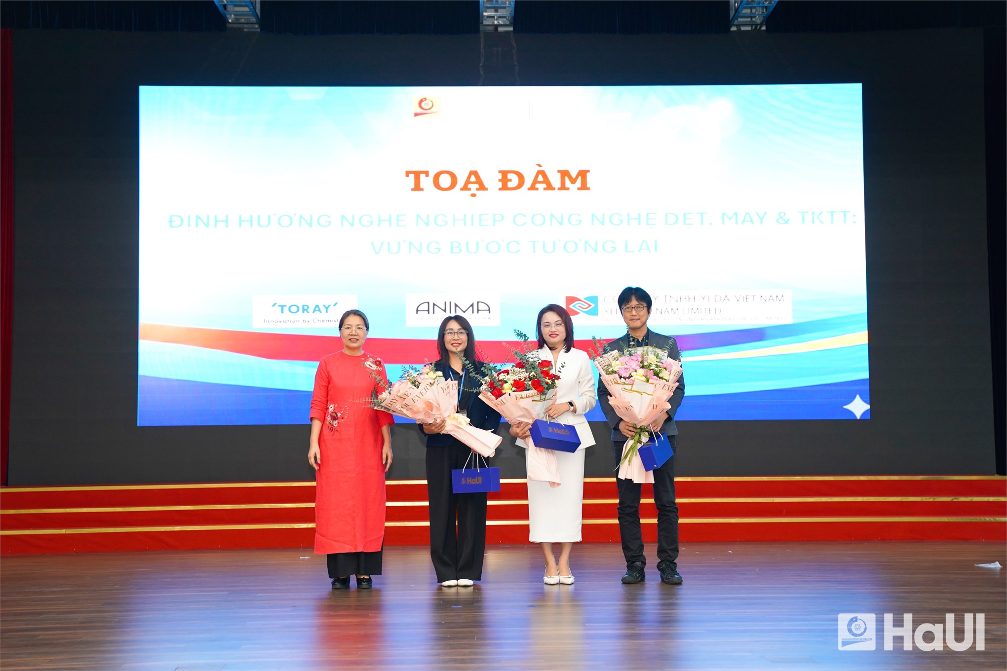 Tọa đàm “Định hướng nghề nghiệp cho sinh viên K20 của khoa CNM&TKTT: Vững bước tương lai”