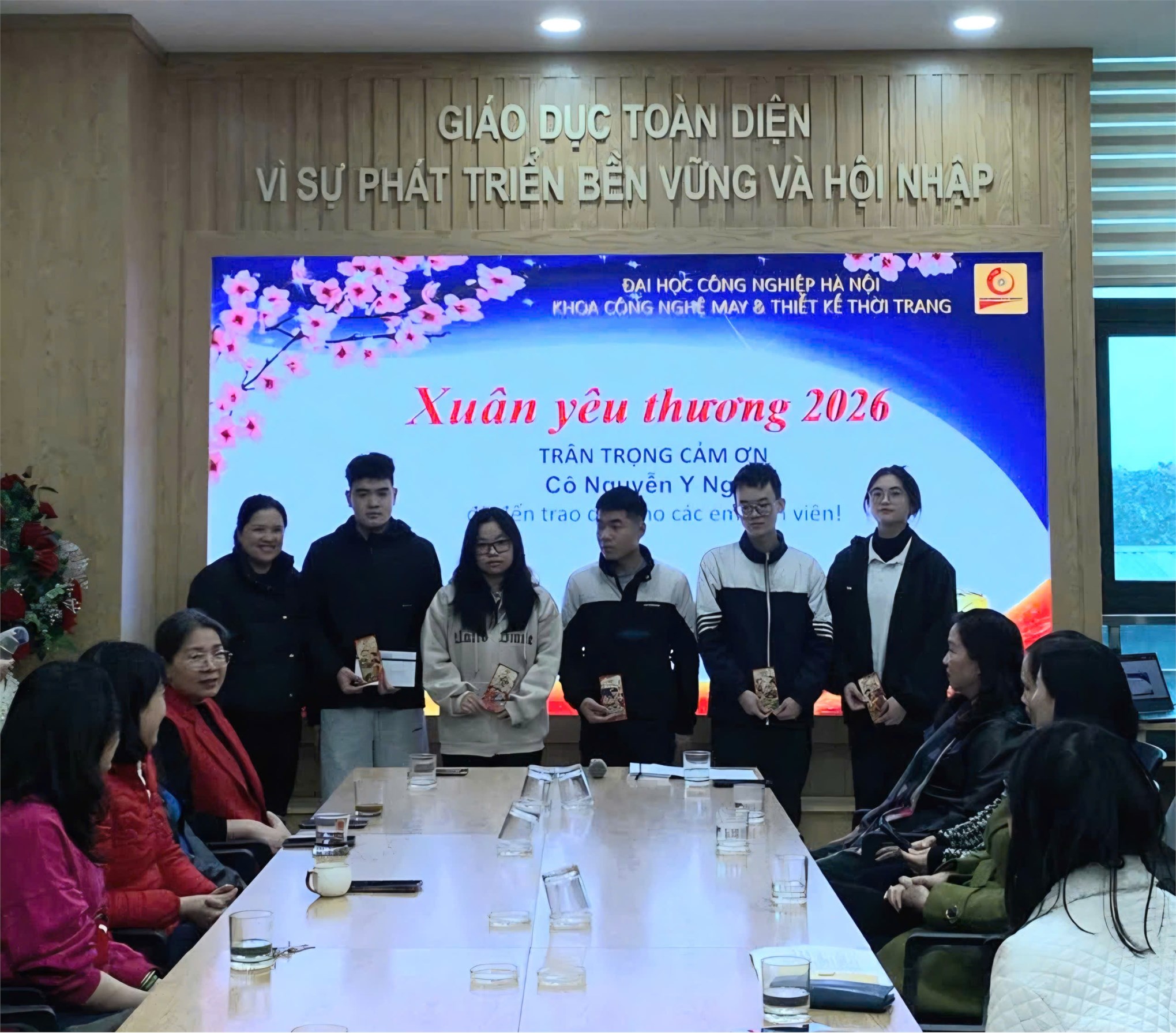 “XUÂN YÊU THƯƠNG – TẾT SẺ CHIA 2026 ” đến với các em sinh viên Khoa Công nghệ May & Thiết kế thời trang, Đại học Công nghiệp Hà Nội