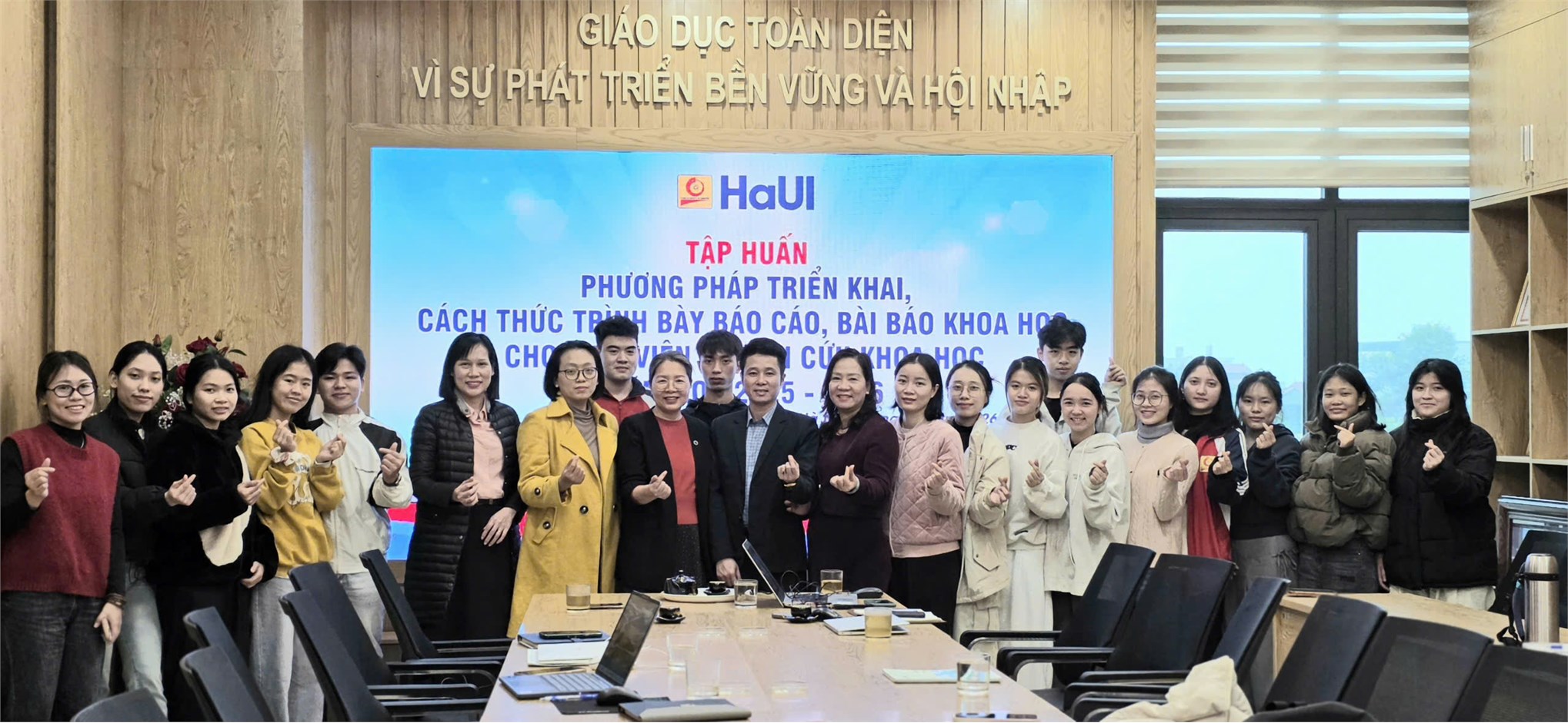 Tập huấn viết báo cáo khoa học dành cho sinh viên khoa Công nghệ May- TKTT, Đại học Công nghiệp Hà Nội