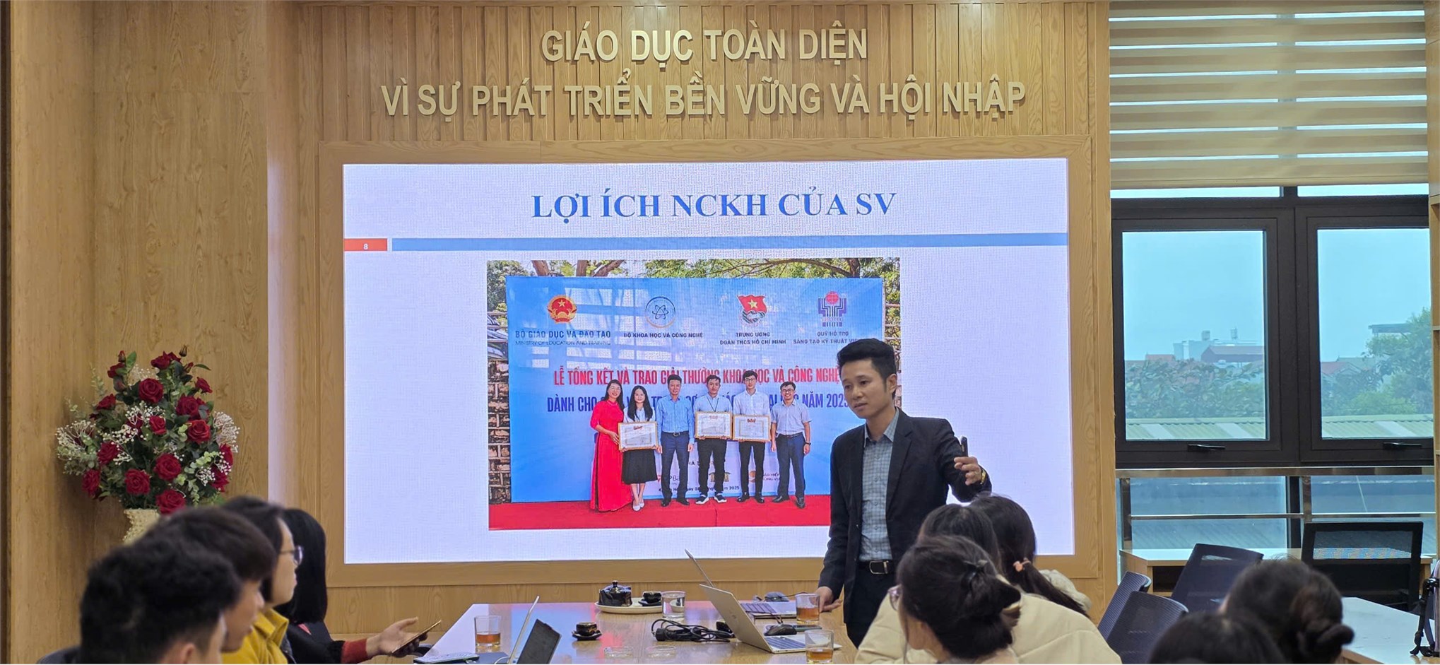 Tập huấn viết báo cáo khoa học dành cho sinh viên khoa Công nghệ May- TKTT, Đại học Công nghiệp Hà Nội