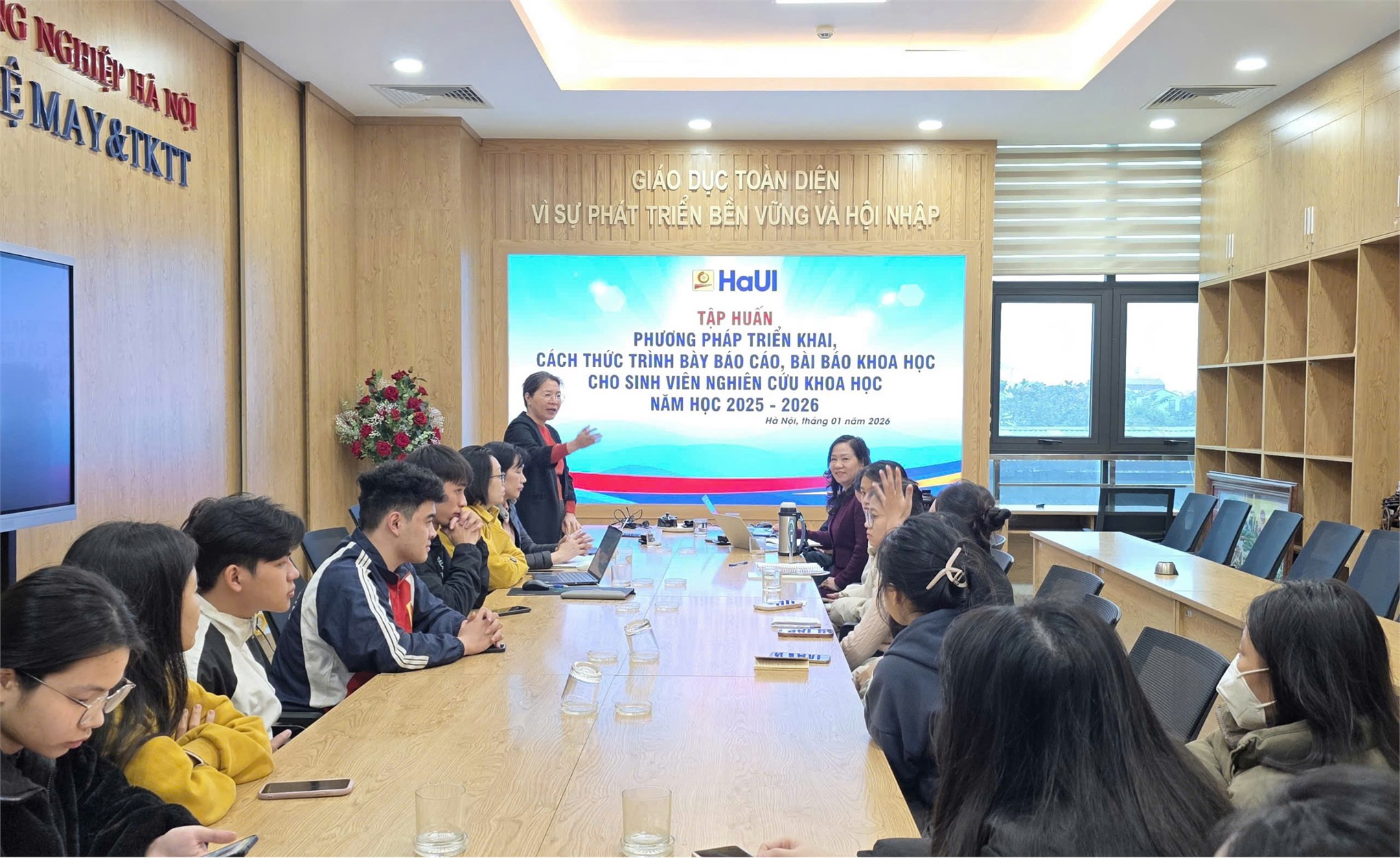 Tập huấn viết báo cáo khoa học dành cho sinh viên khoa Công nghệ May- TKTT, Đại học Công nghiệp Hà Nội