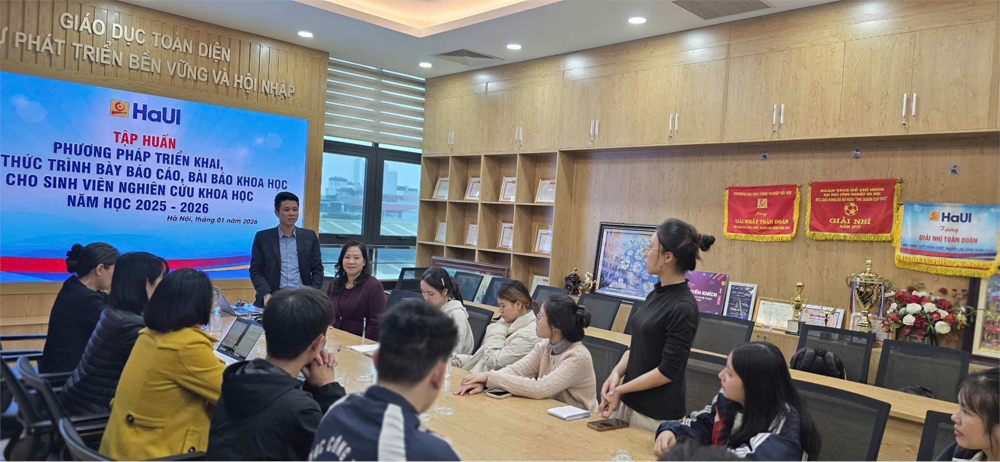 Tập huấn viết báo cáo khoa học dành cho sinh viên khoa Công nghệ May- TKTT, Đại học Công nghiệp Hà Nội