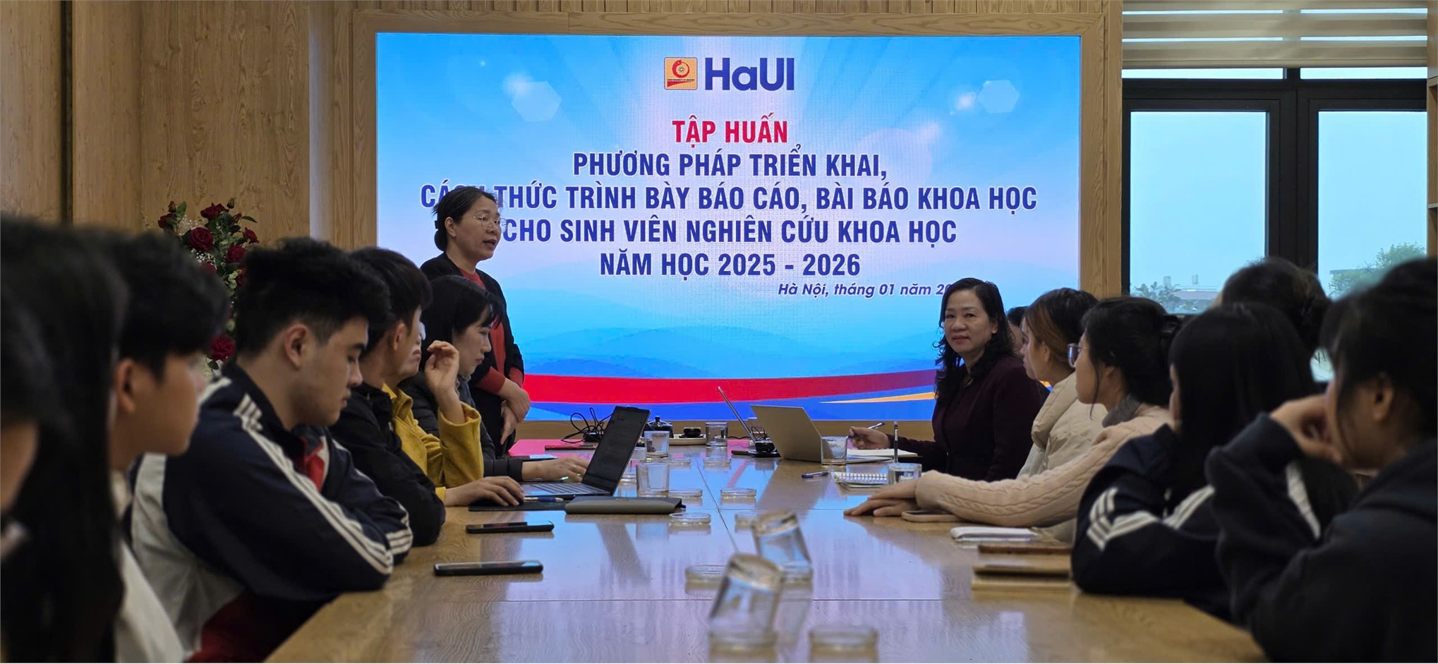 Tập huấn viết báo cáo khoa học dành cho sinh viên khoa Công nghệ May- TKTT, Đại học Công nghiệp Hà Nội