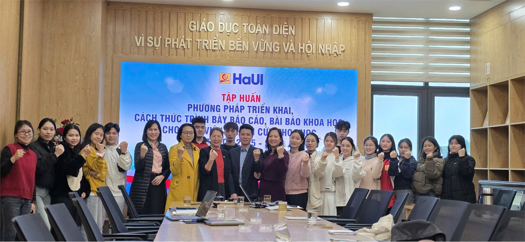 Tập huấn viết báo cáo khoa học dành cho sinh viên khoa Công nghệ May- TKTT, Đại học Công nghiệp Hà Nội