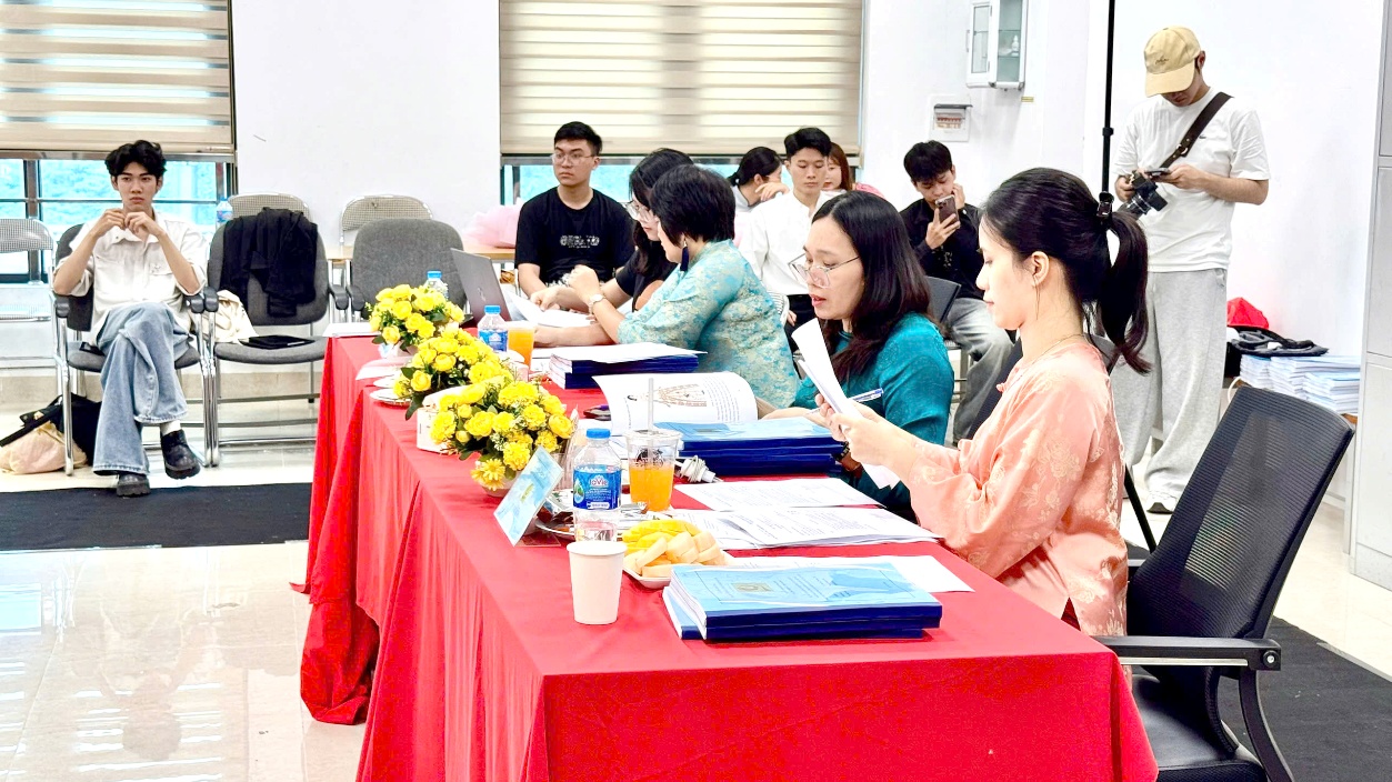 LỄ BẢO VỆ ĐỒ ÁN TỐT NGHIỆP NGÀNH THIẾT KẾ THỜI TRANG KHÓA 17 - KHOA CÔNG NGHỆ MAY VÀ THIẾT KẾ THỜI TRANG, ĐẠI HỌC CÔNG NGHIỆP HÀ NỘI