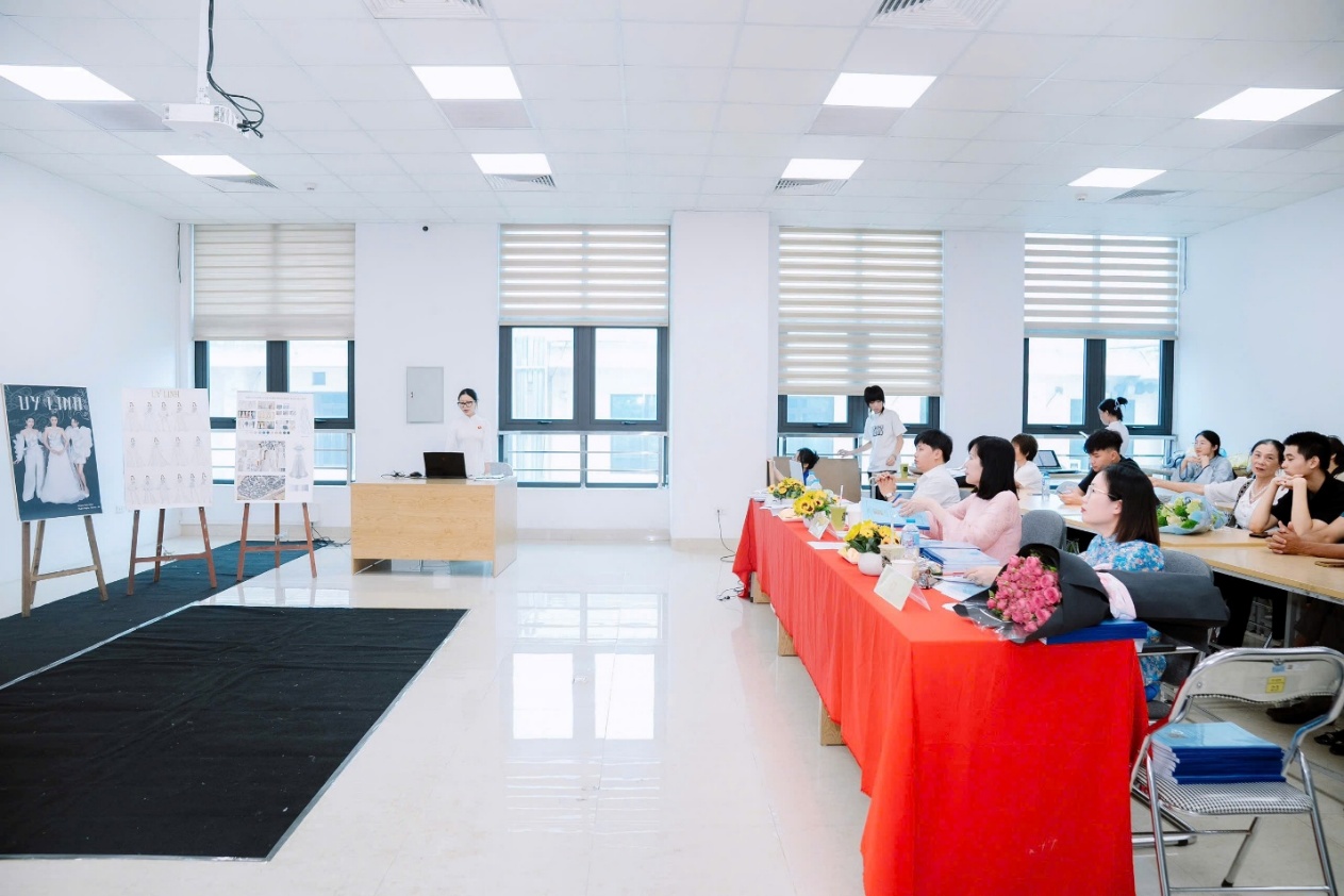 LỄ BẢO VỆ ĐỒ ÁN TỐT NGHIỆP NGÀNH THIẾT KẾ THỜI TRANG KHÓA 17 - KHOA CÔNG NGHỆ MAY VÀ THIẾT KẾ THỜI TRANG, ĐẠI HỌC CÔNG NGHIỆP HÀ NỘI
