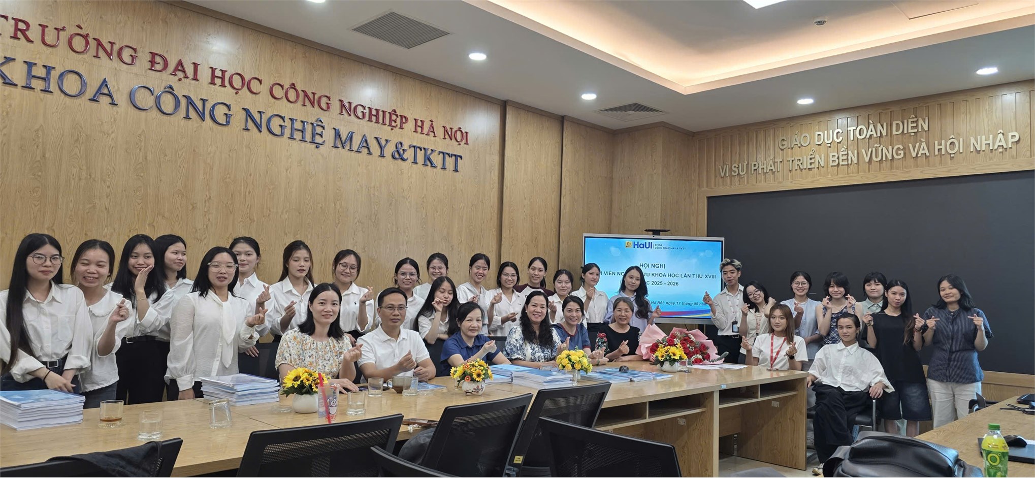 Dấu ấn sáng tạo và khát vọng ứng dụng tại hội nghị sinh viên nghiên cứu khoa học lần thứ XVII Khoa Công nghệ May & Thiết kế thời trang