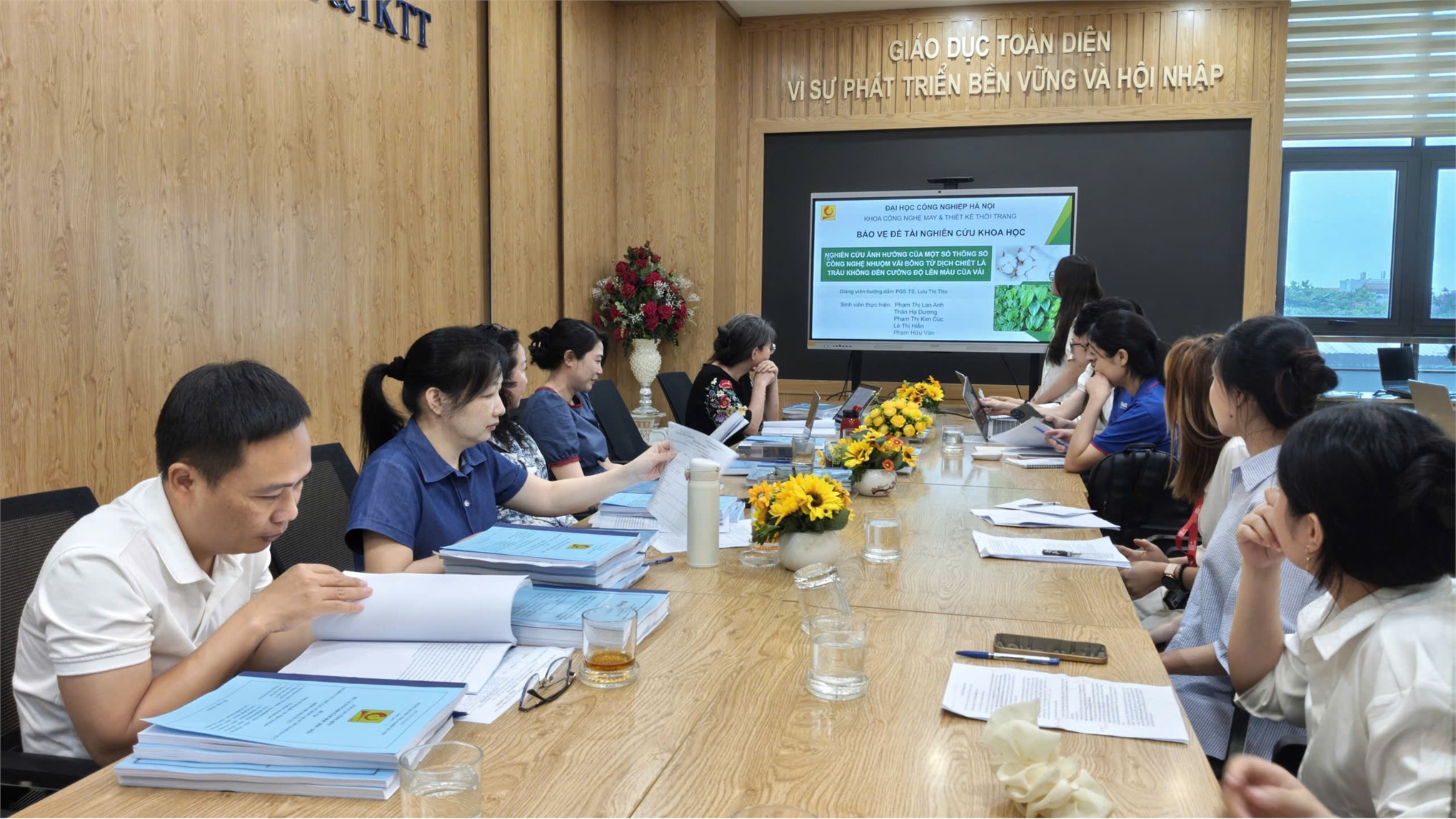 Dấu ấn sáng tạo và khát vọng ứng dụng tại hội nghị sinh viên nghiên cứu khoa học lần thứ XVII Khoa Công nghệ May & Thiết kế thời trang